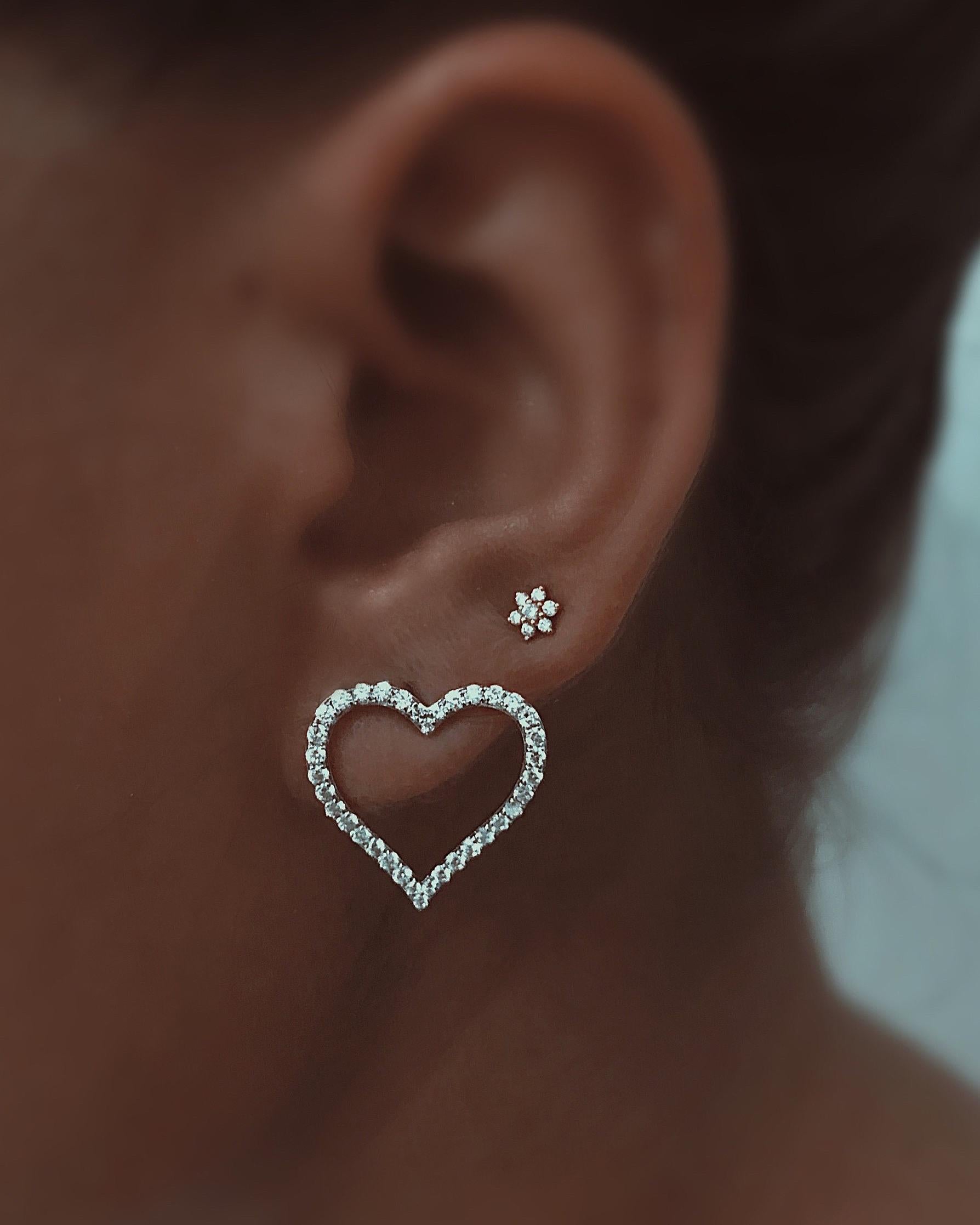 Modern Diamond Heart Earring in 18 Karat Gold For Sale