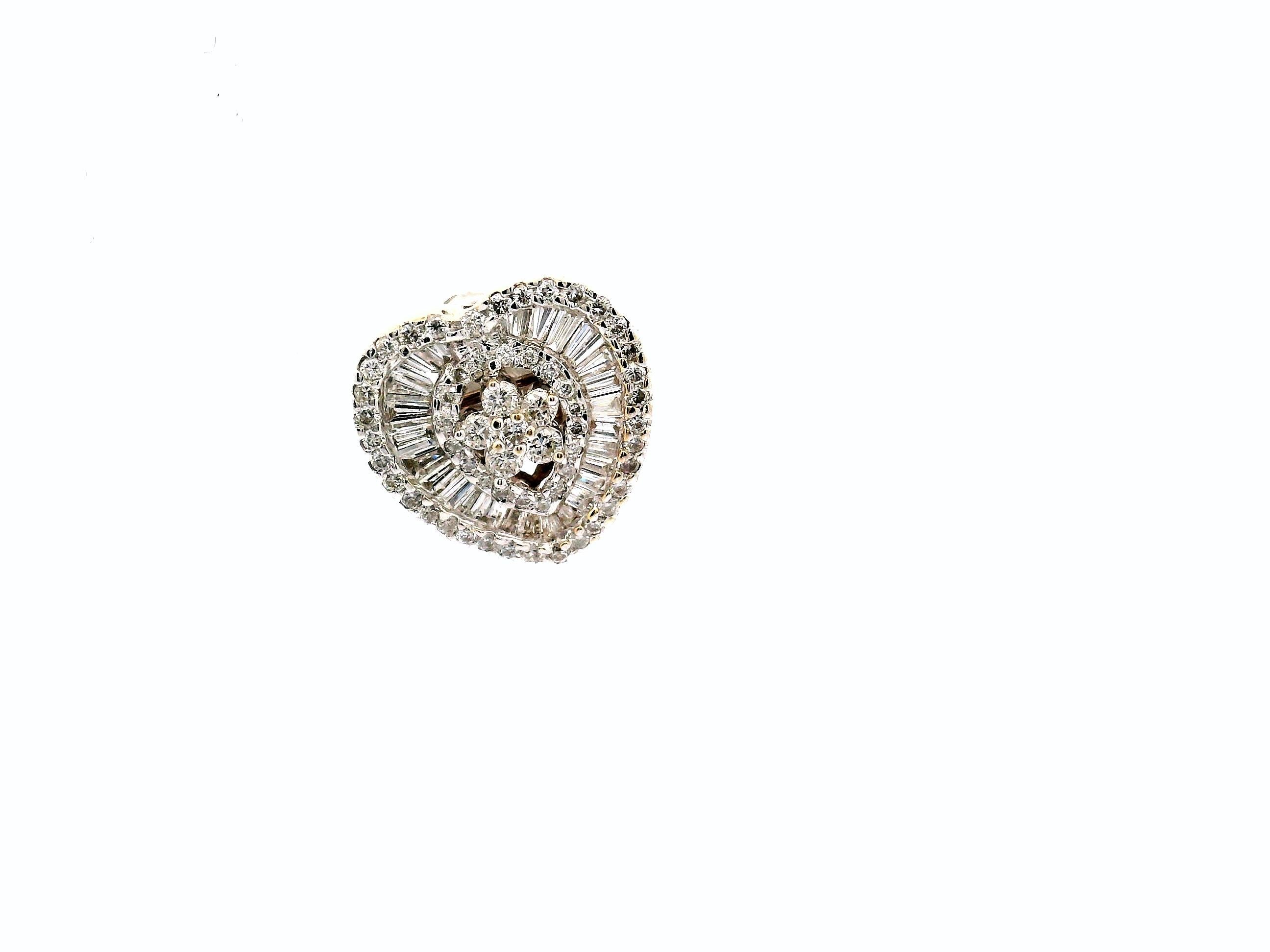 Paire de boucles d'oreilles cœur en or blanc avec diamants baguettes et ronds de taille brillant effilés.

144 diamants 

Clarté SI2

Couleur G-H

18K 7,25 grammes  
