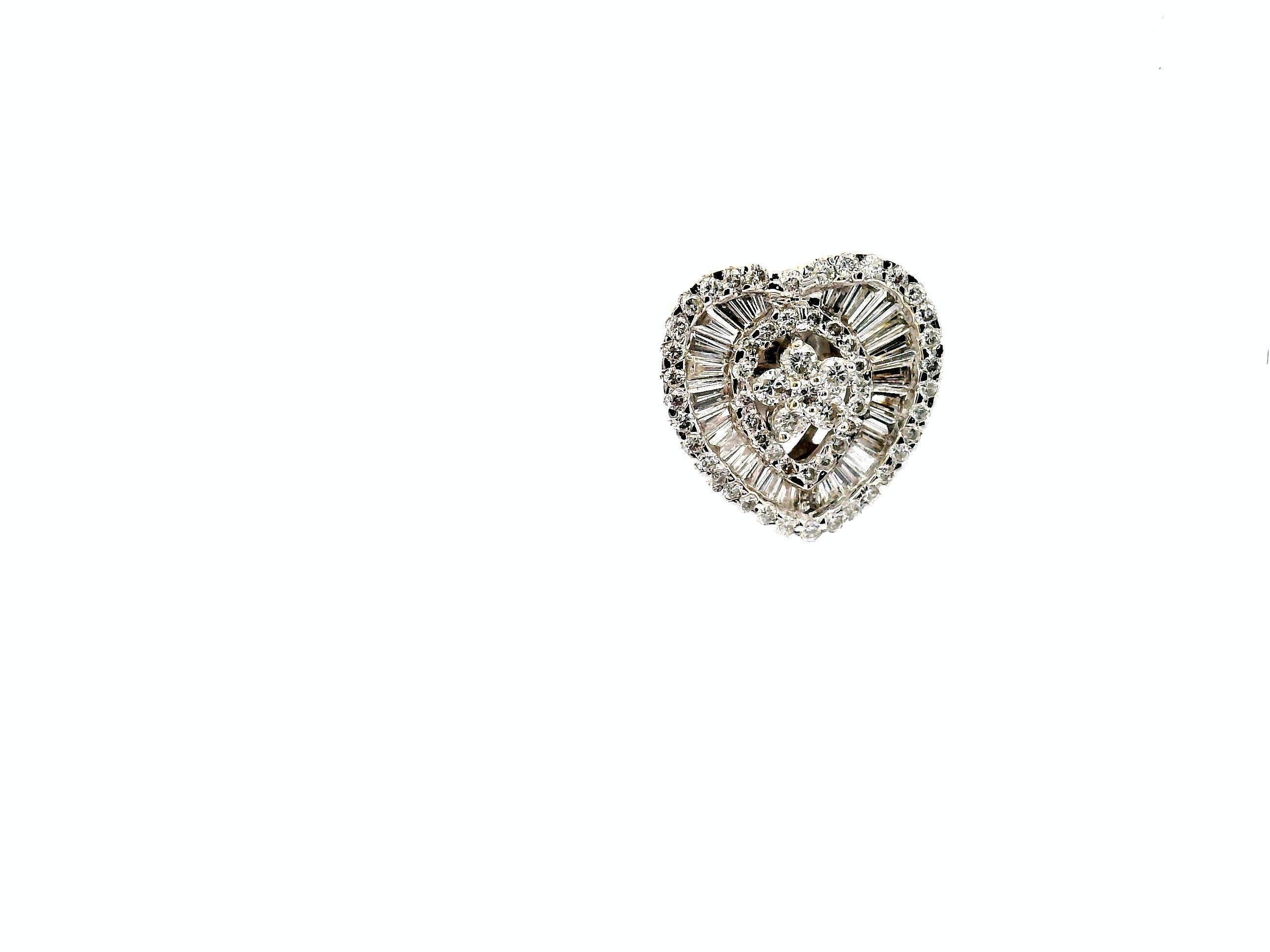 Boucles d'oreilles en forme de cœur de diamant Bon état - En vente à Sausalito, CA