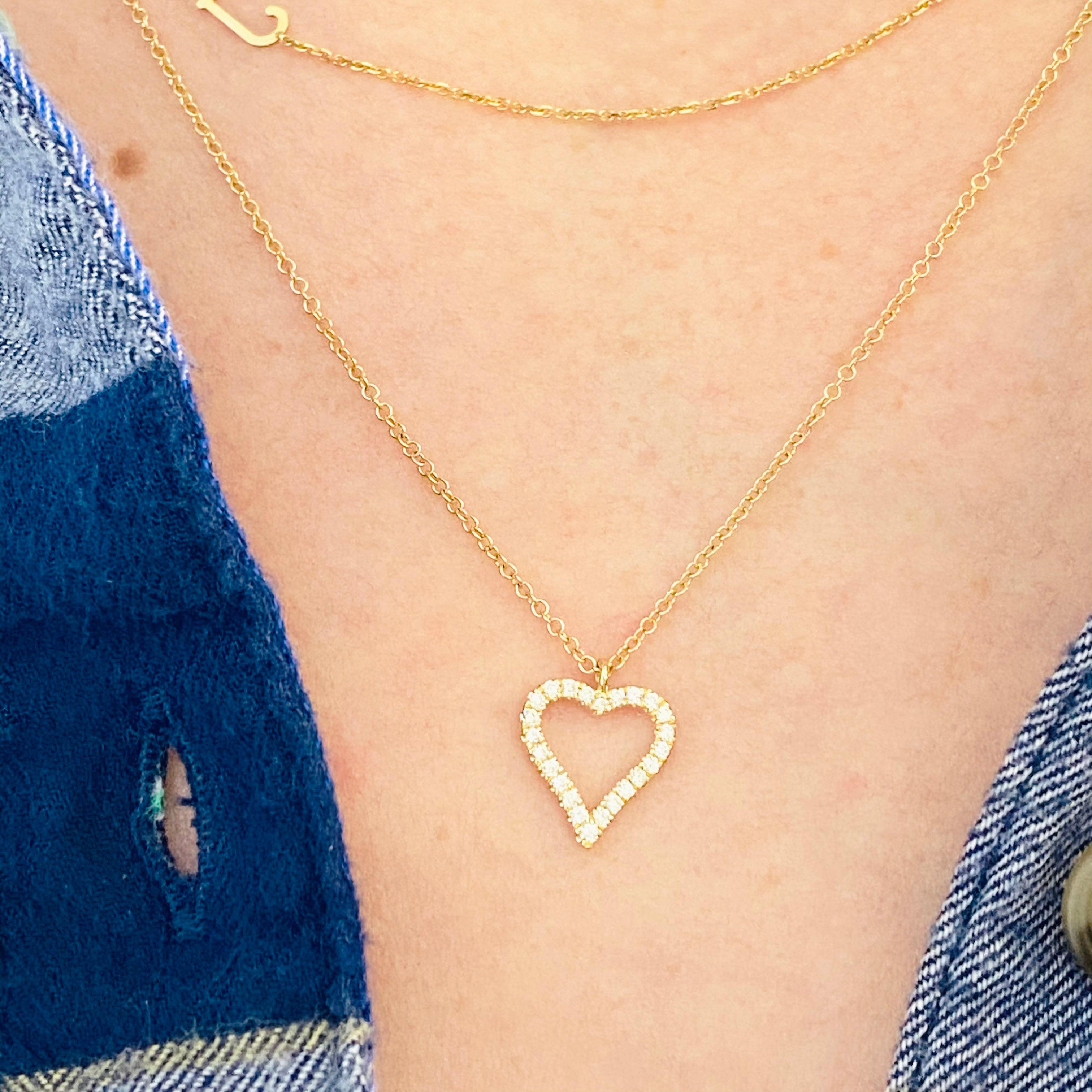 Ce magnifique pendentif en or jaune 14 carats à cœur ouvert, parsemé de diamants, ne manquera pas de faire sourire tout le monde ! Ce collier est magnifique porté seul, mais aussi dans une pile de colliers. Ce collier serait un merveilleux cadeau