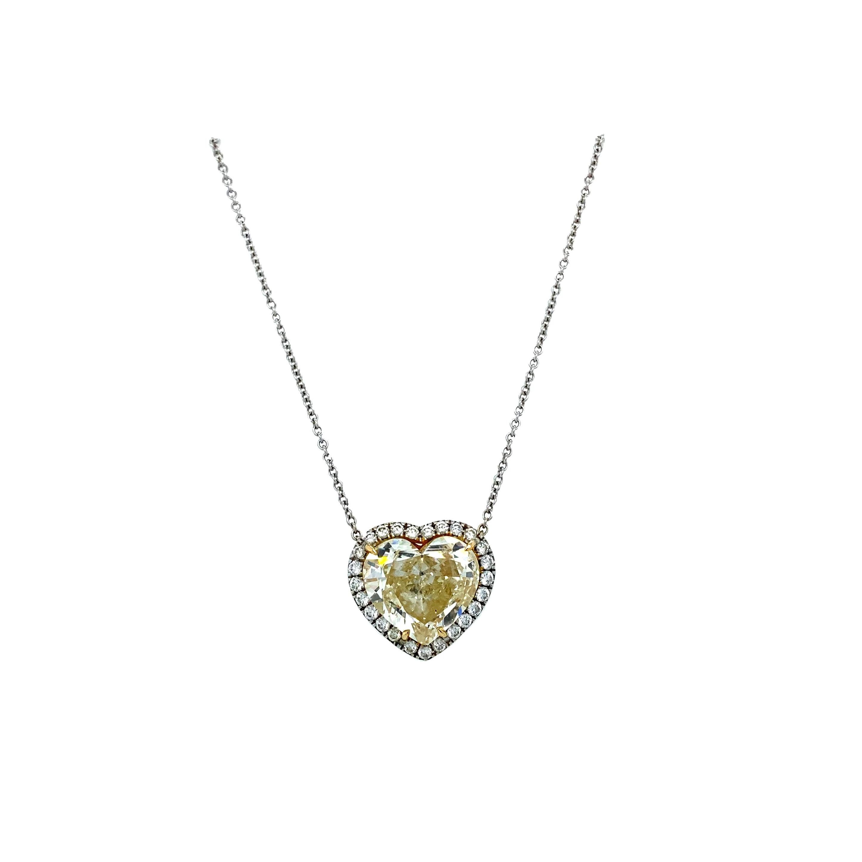 - Chaîne en or blanc 18k
- Diamant jaune colloqué naturellement Gemme principale
- Diamant en forme de cœur : 15.34 x 14.00 x 7.80 MM Taille  11.05 CT Poids
- 25 diamants ronds : Couleur G-H, poids 0,70 CT
- 15