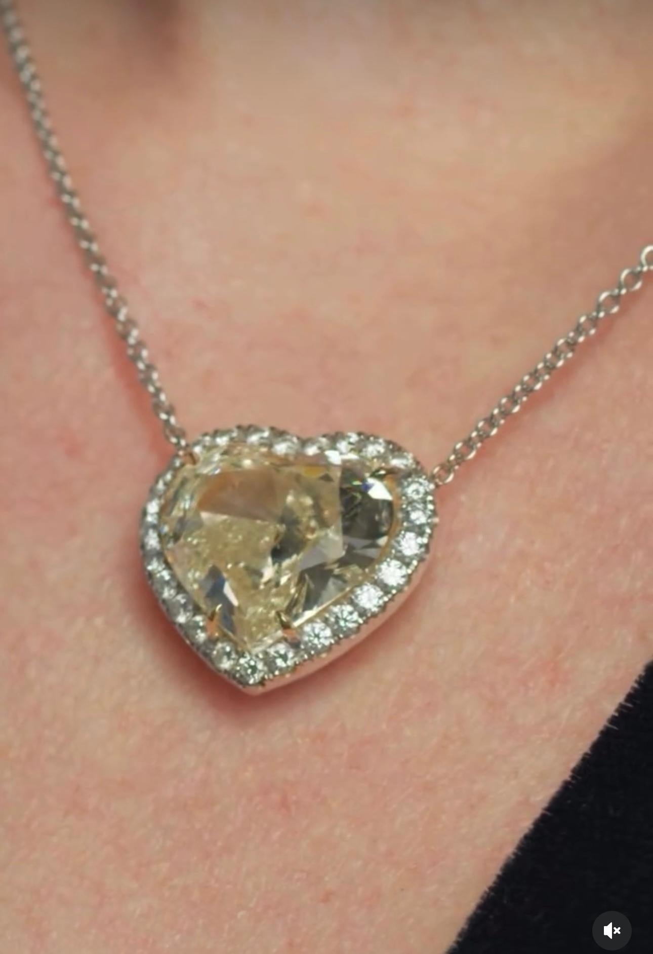 - Catena in oro bianco 18k
- Gemma principale del diamante giallo Nature Collored
- Diamante a cuore: 15,34 x 14,00 x 7,80 mm Dimensioni  11,05 CT Peso
- 25 diamanti rotondi: Colore G-H, peso 0,70 CT
- Lunghezza 15
- The Claw Clasp
-Certificato di