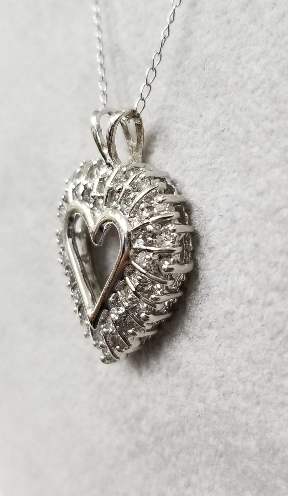 Taille ronde Collier en forme de cœur en diamant en vente