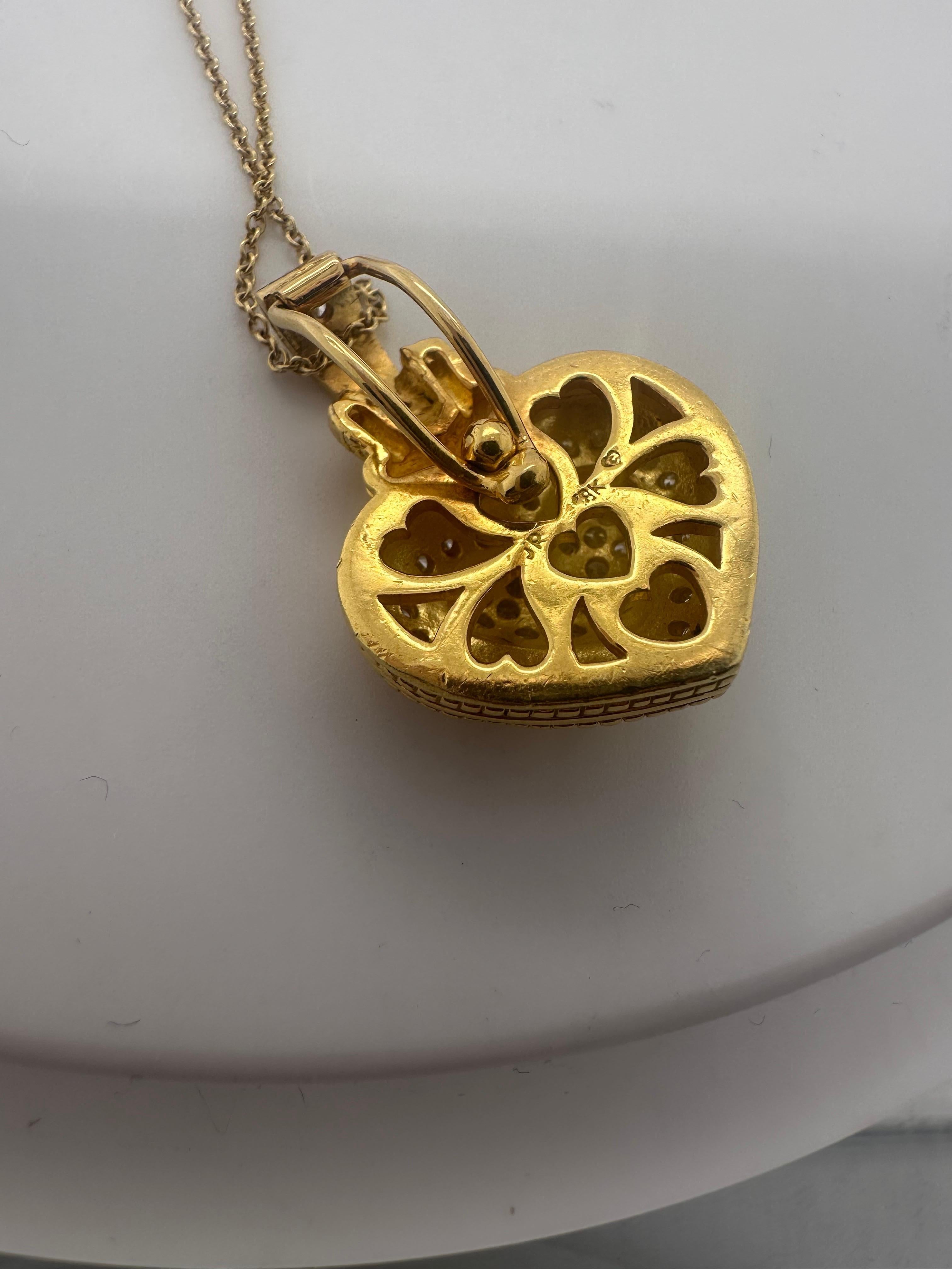 Dulce colgante de corazón realizado en oro amarillo de 18KT con diamantes naturales, la cadena es de 18