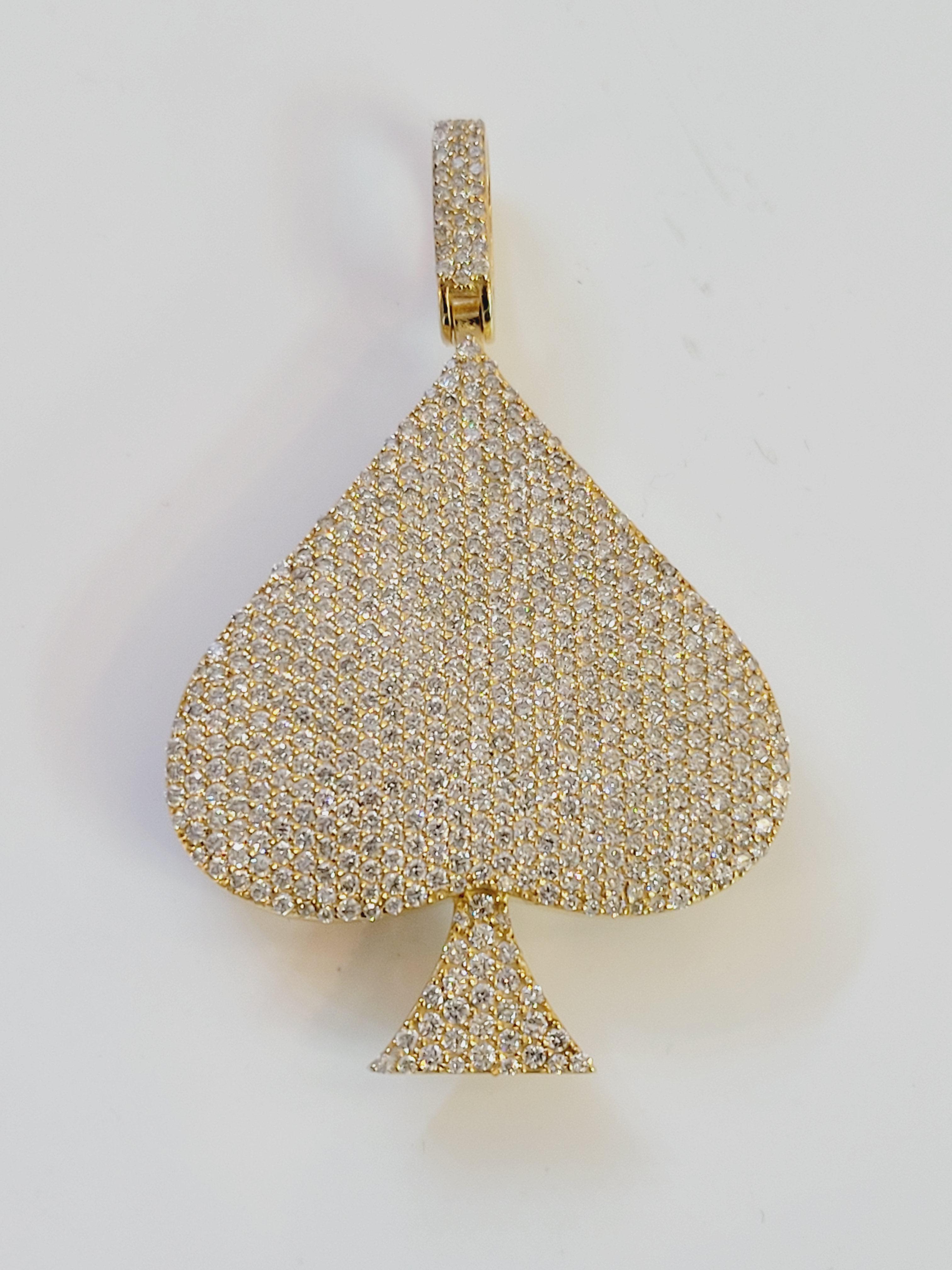 Diamond Heart Pendant in 14k Yellow Gold In New Condition For Sale In New York, NY