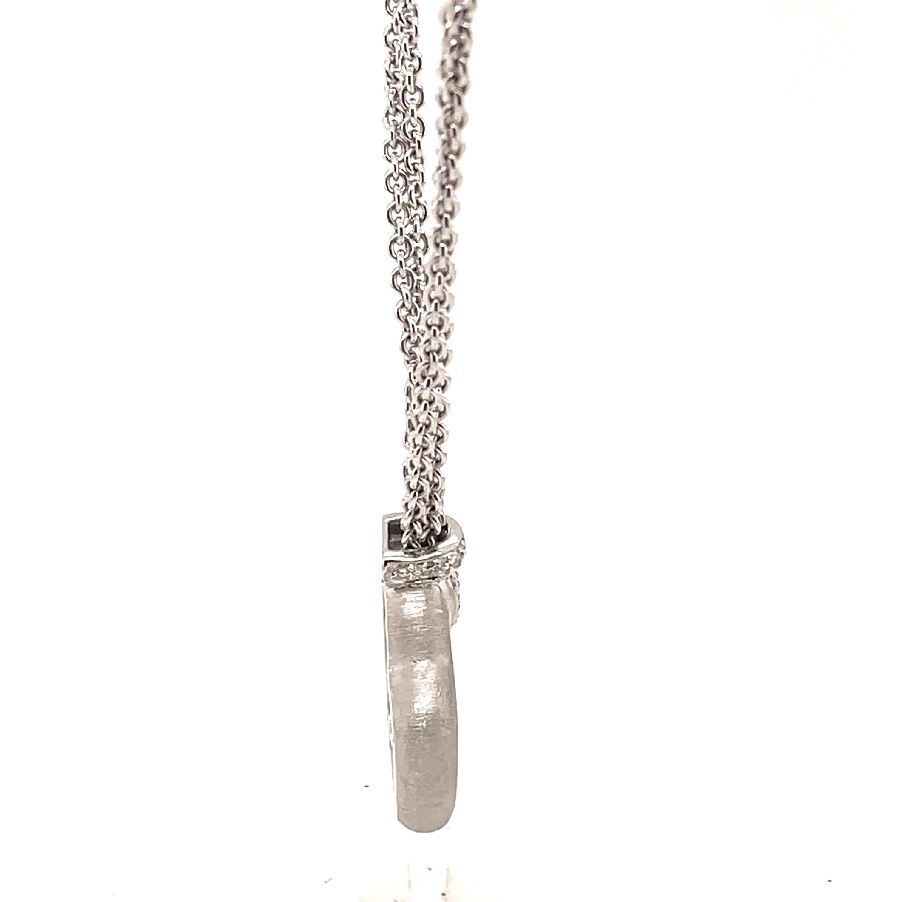 Taglio rotondo Alexander Beverly Hills Collana con ciondolo a forma di cuore con diamanti e finitura a spazzola 18k in vendita