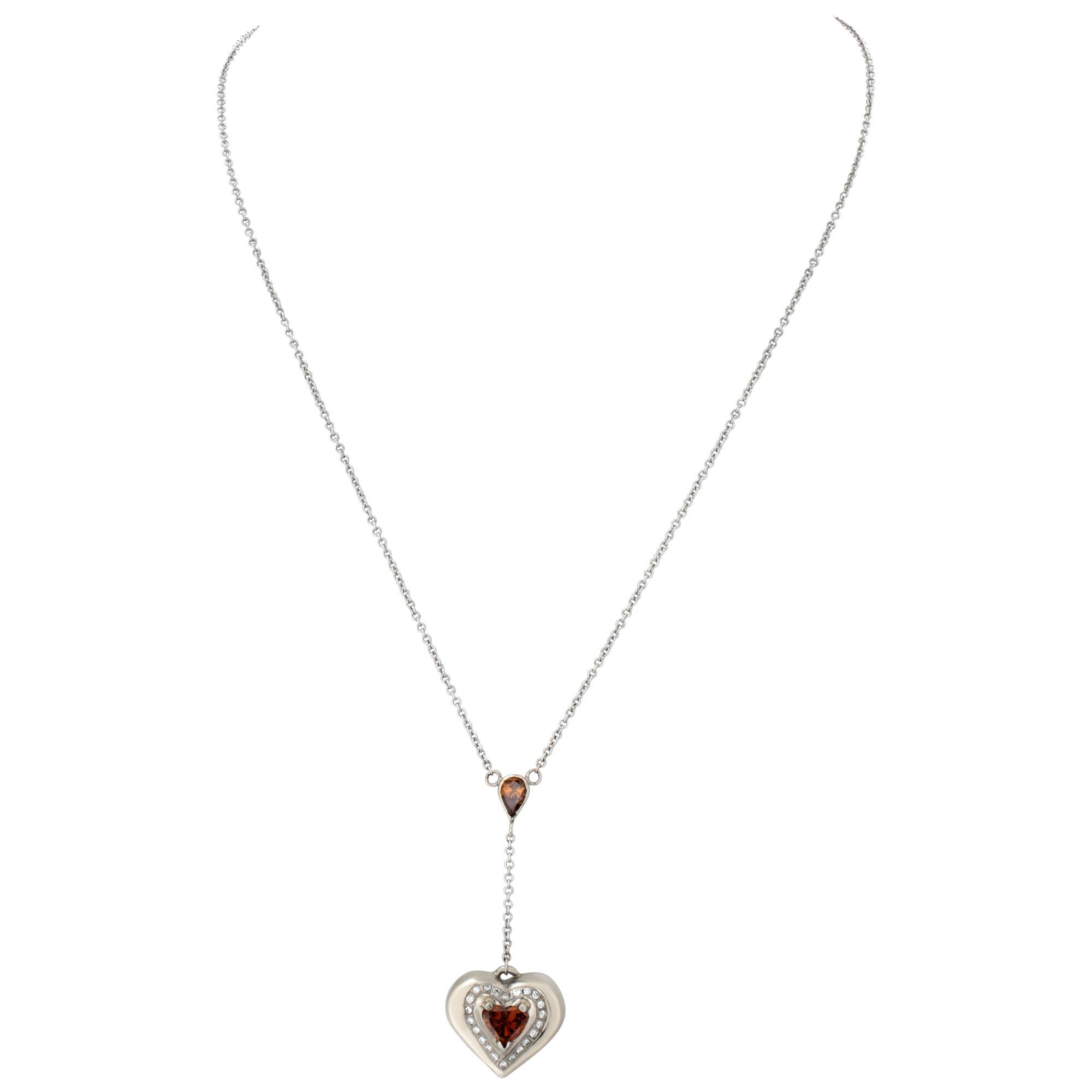 Collier pendentif en forme de cœur unique en or blanc 18 carats, avec un diamant blanc en forme de cœur d'environ 0,80 carat d'un côté et un diamant orange foncé en forme de cœur de 1,20 carat de l'autre côté, avec un diamant en forme de poire de