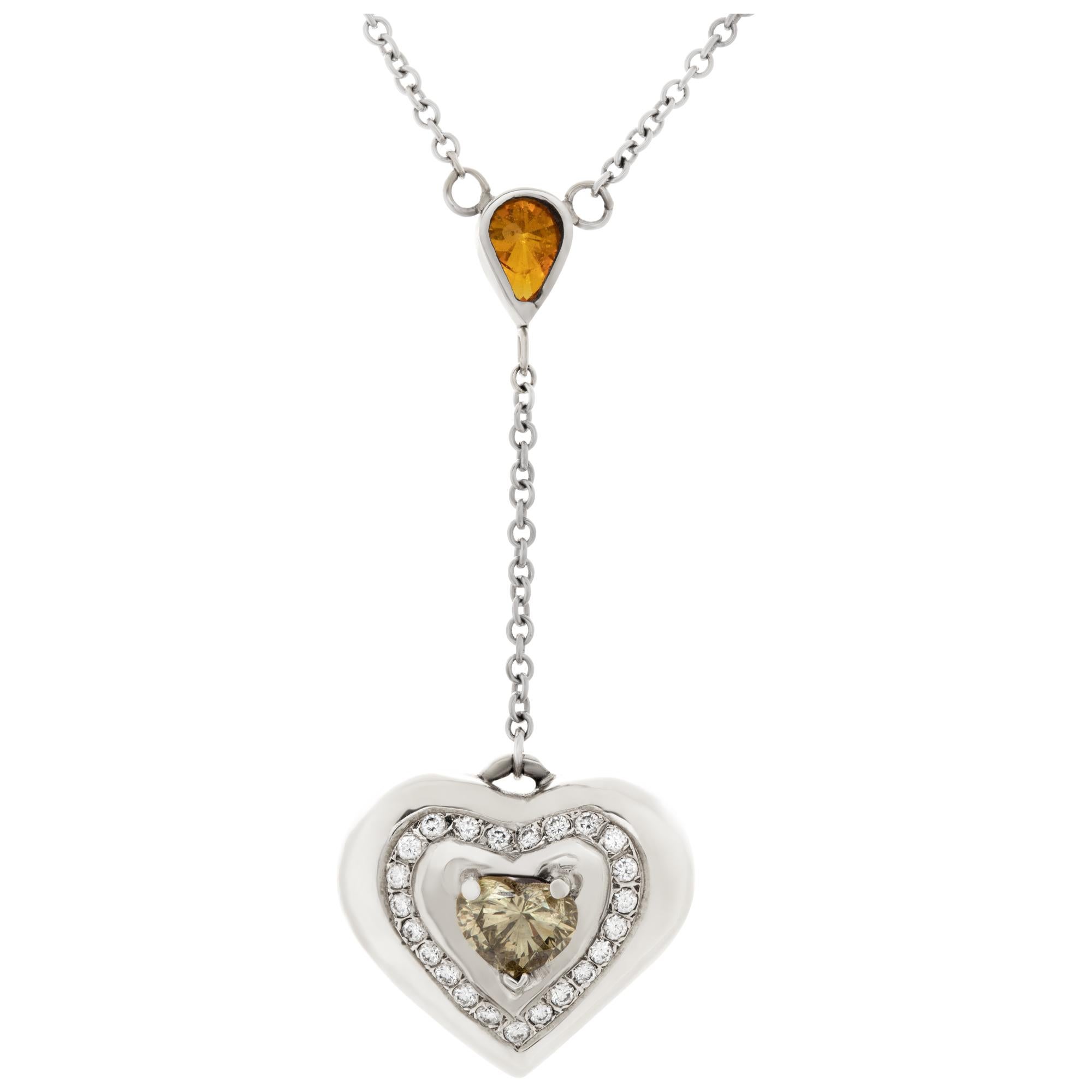 Collier pendentif en forme de cœur en or blanc 18 carats et diamants Excellent état - En vente à Surfside, FL