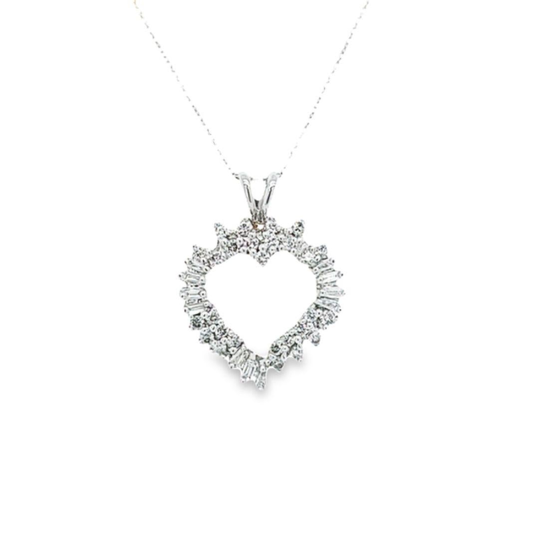 Diamond Heart Pendant Necklace in White Gold In Good Condition For Sale In Coral Gables, FL