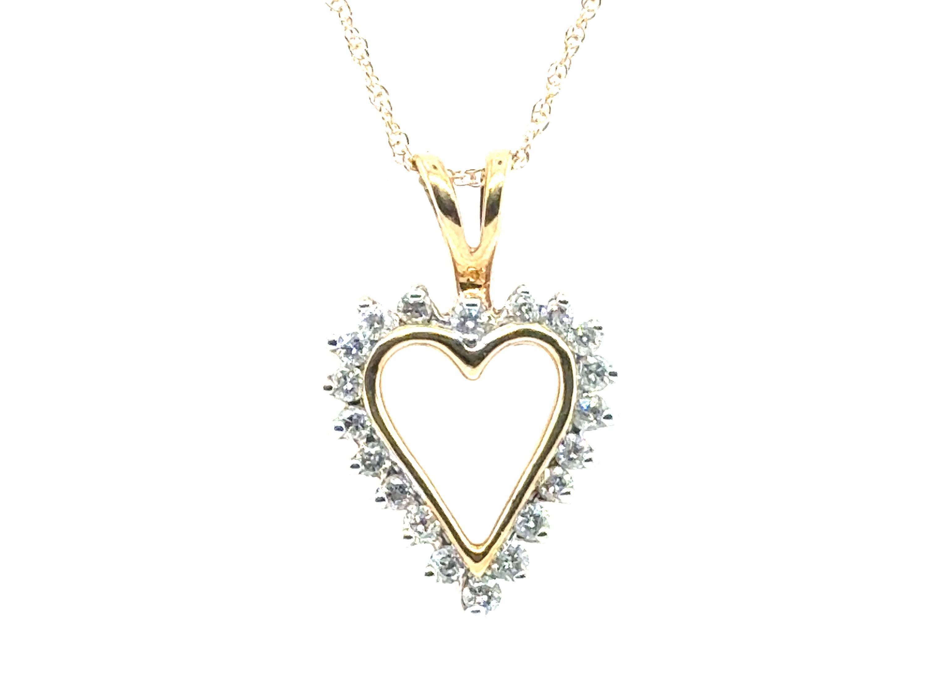 Collana con ciondolo a forma di cuore in oro giallo 14K con diamanti da 0,25 carati, taglio brillante e naturale. 


Caratteristiche 20 autentici diamanti naturali rotondi con taglio a brillante, estratti in miniatura

115 dollari di solo valore