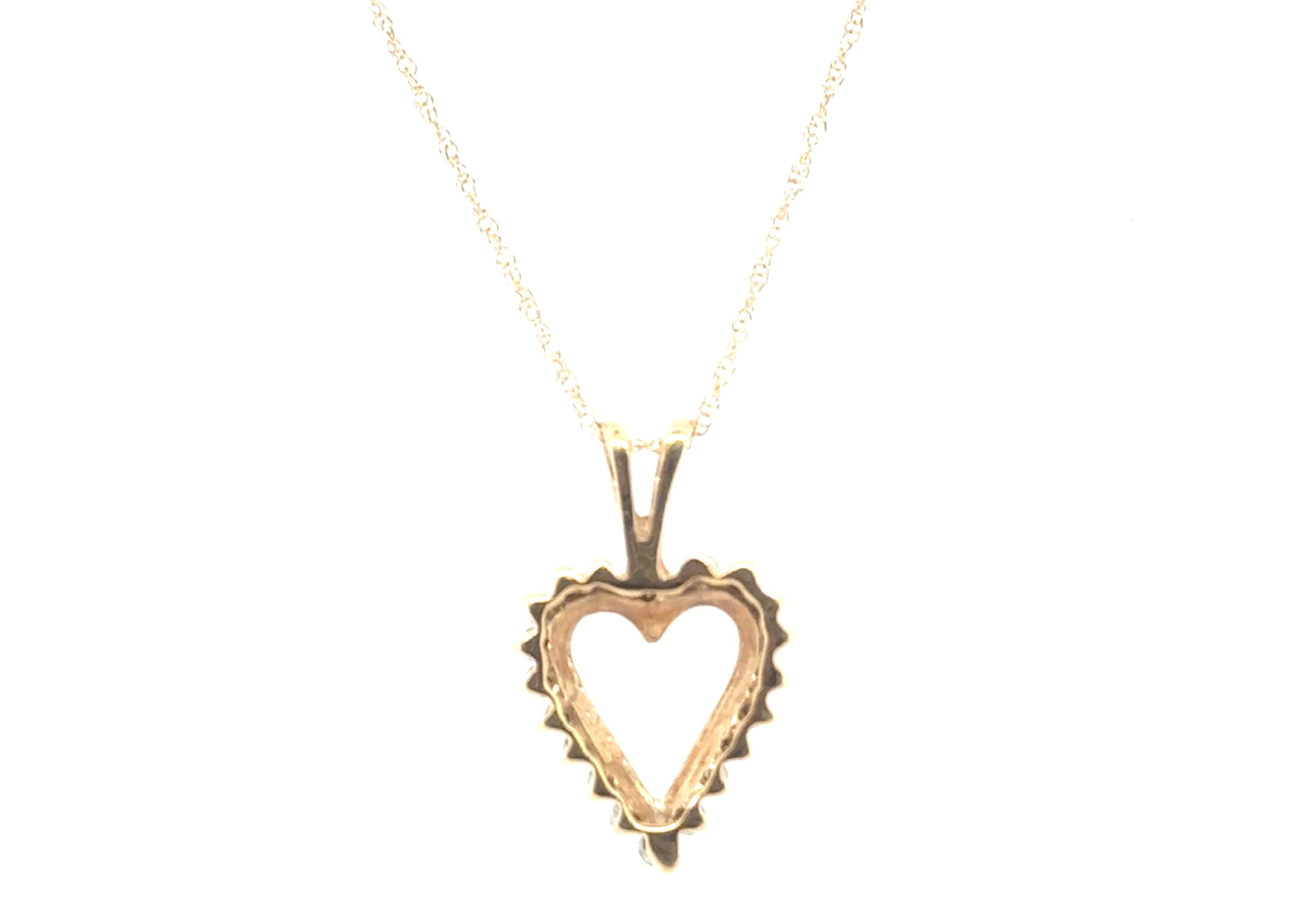 Taglio rotondo Collana con ciondolo a forma di cuore in oro giallo 14 carati con diamante naturale coniato da 0,25 ct. in vendita