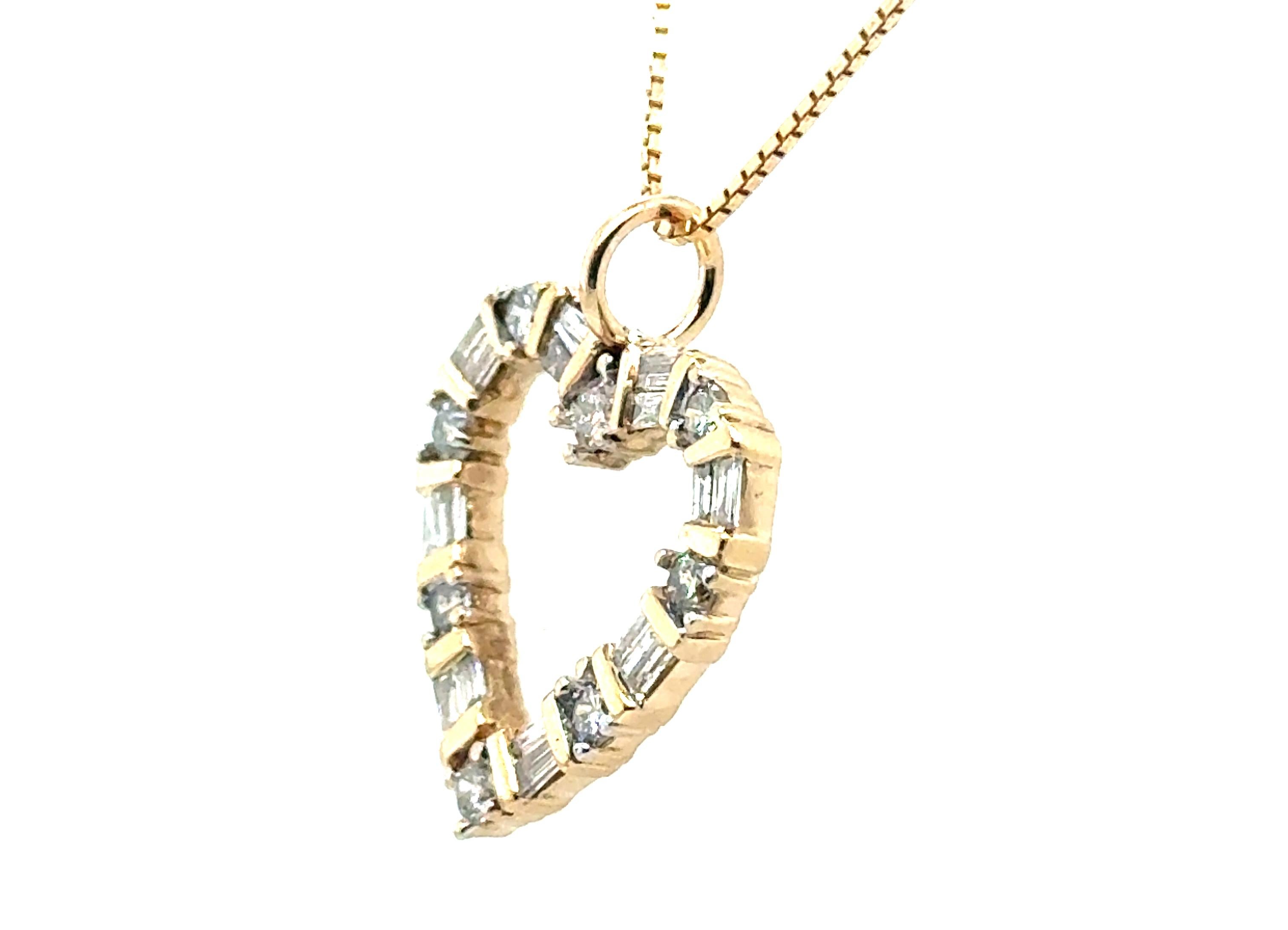 Taglio baguette Collana con ciondolo a forma di cuore con diamanti, coniati in modo naturale, da 0,75 carati per la festa della mamma in oro giallo in vendita