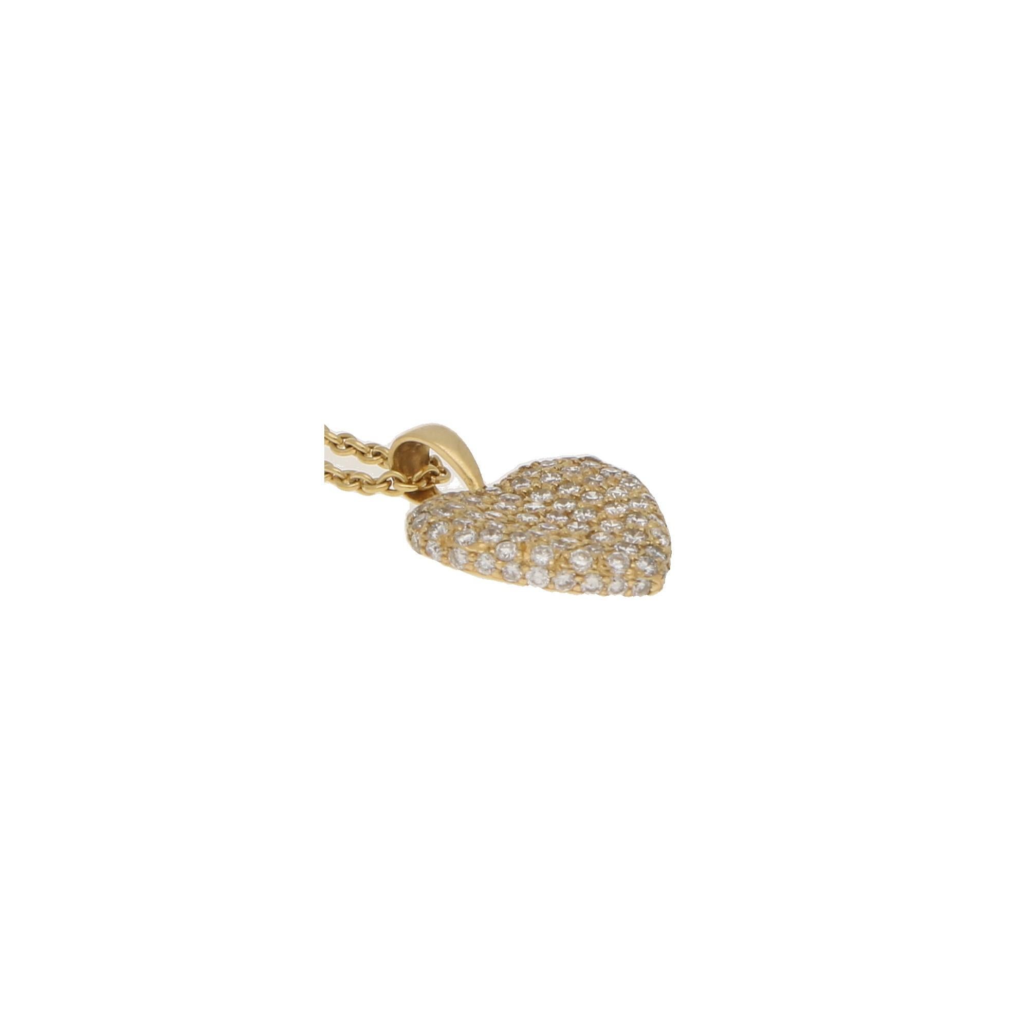 Taille ronde Pendentif en forme de cœur serti de diamants avec chaîne en or jaune 18 carats en vente