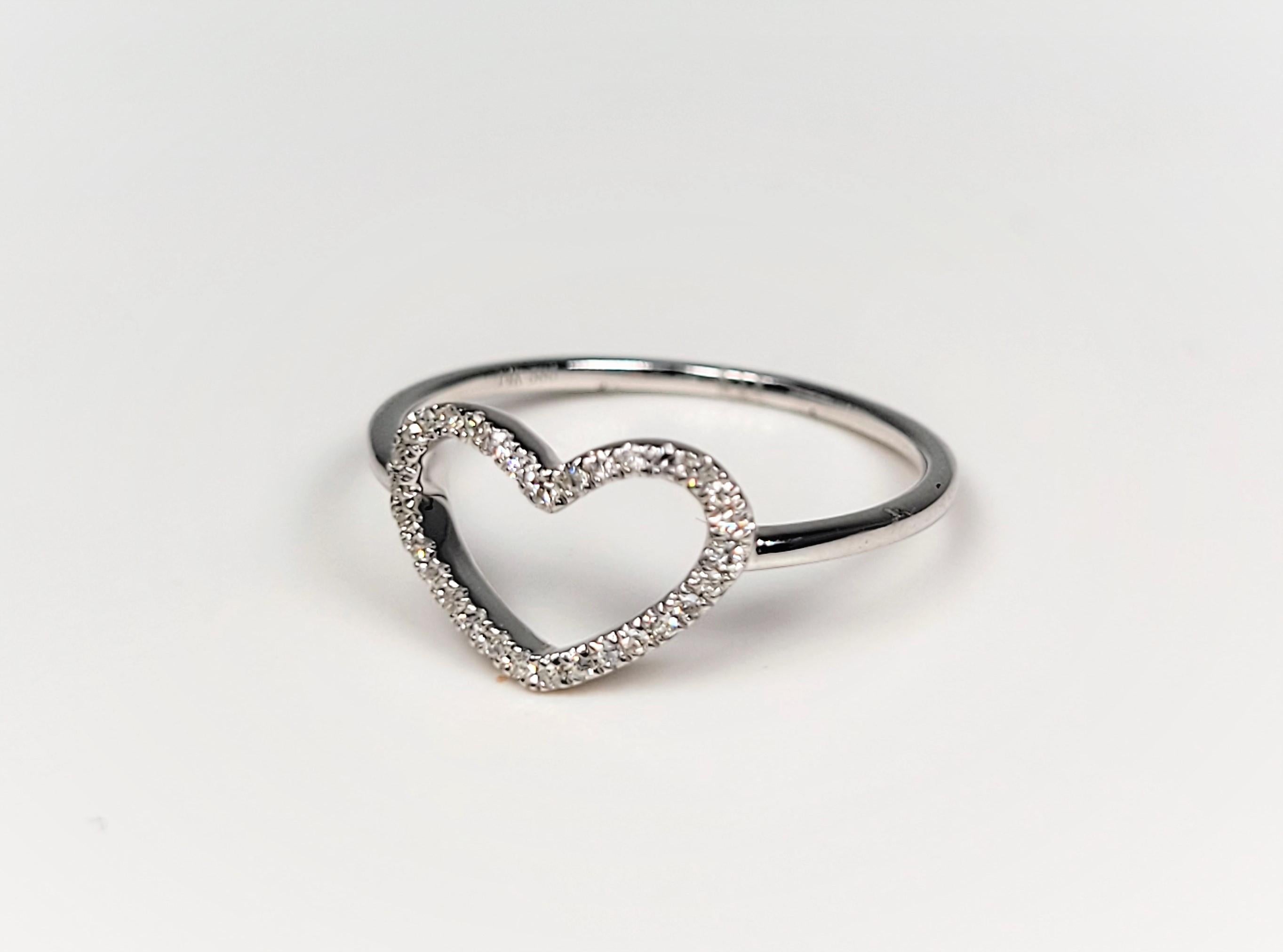Diamond Heart Ring 14 Karat White Gold In New Condition For Sale In Dallas, TX