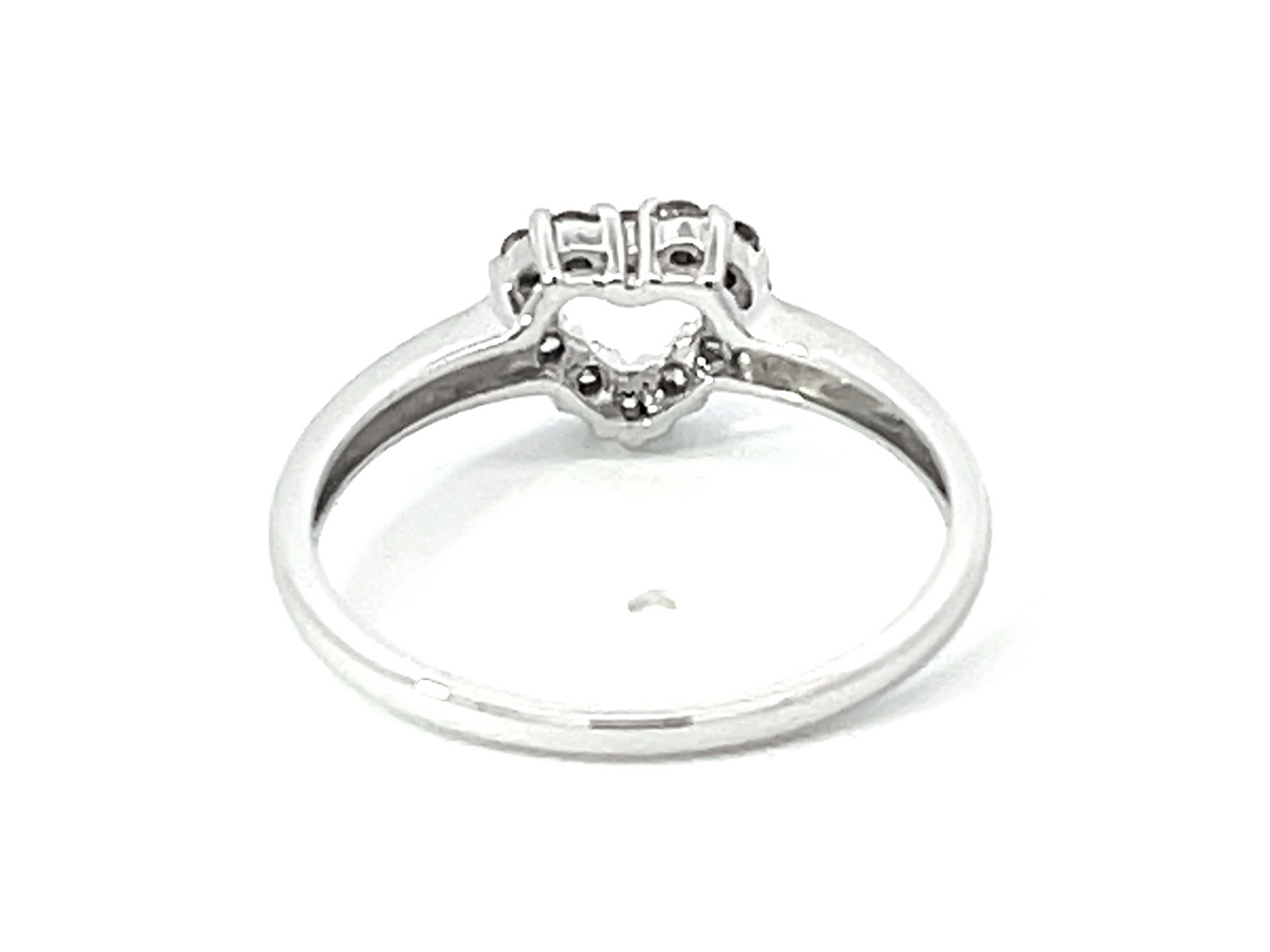 Diamond Heart Ring in 14k White Gold In Excellent Condition For Sale In Honolulu, HI