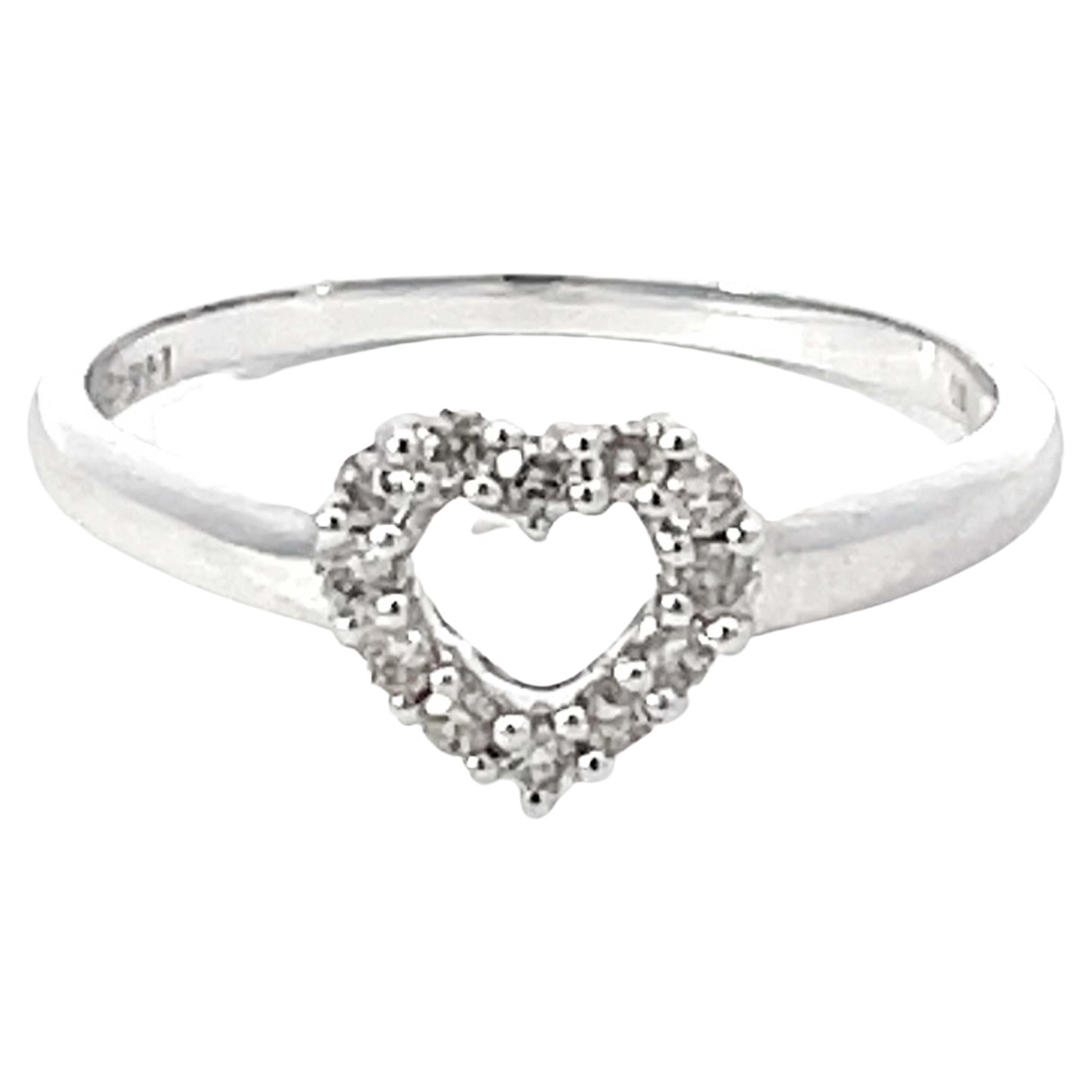 Diamond Heart Ring in 14k White Gold For Sale