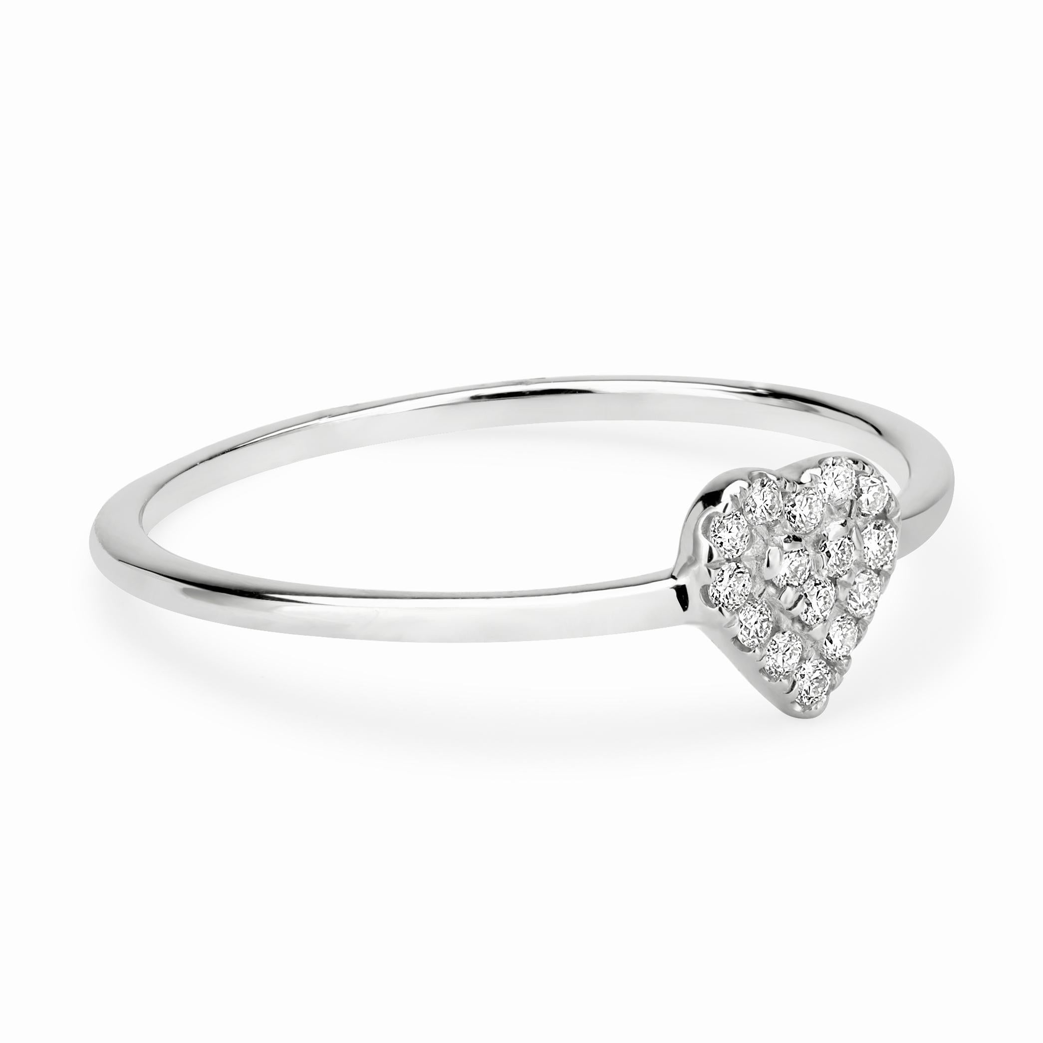 Schmücken Sie Ihren Finger mit einem Herzring von Luxle. Er symbolisiert Anziehung, Zuneigung, Zusammenhalt, Einigkeit, Weiblichkeit und Sinnlichkeit. Dezent und doch hübsch ist dieser Herzring das neue Modestatement. Dieser Ring ist mit 15 rund