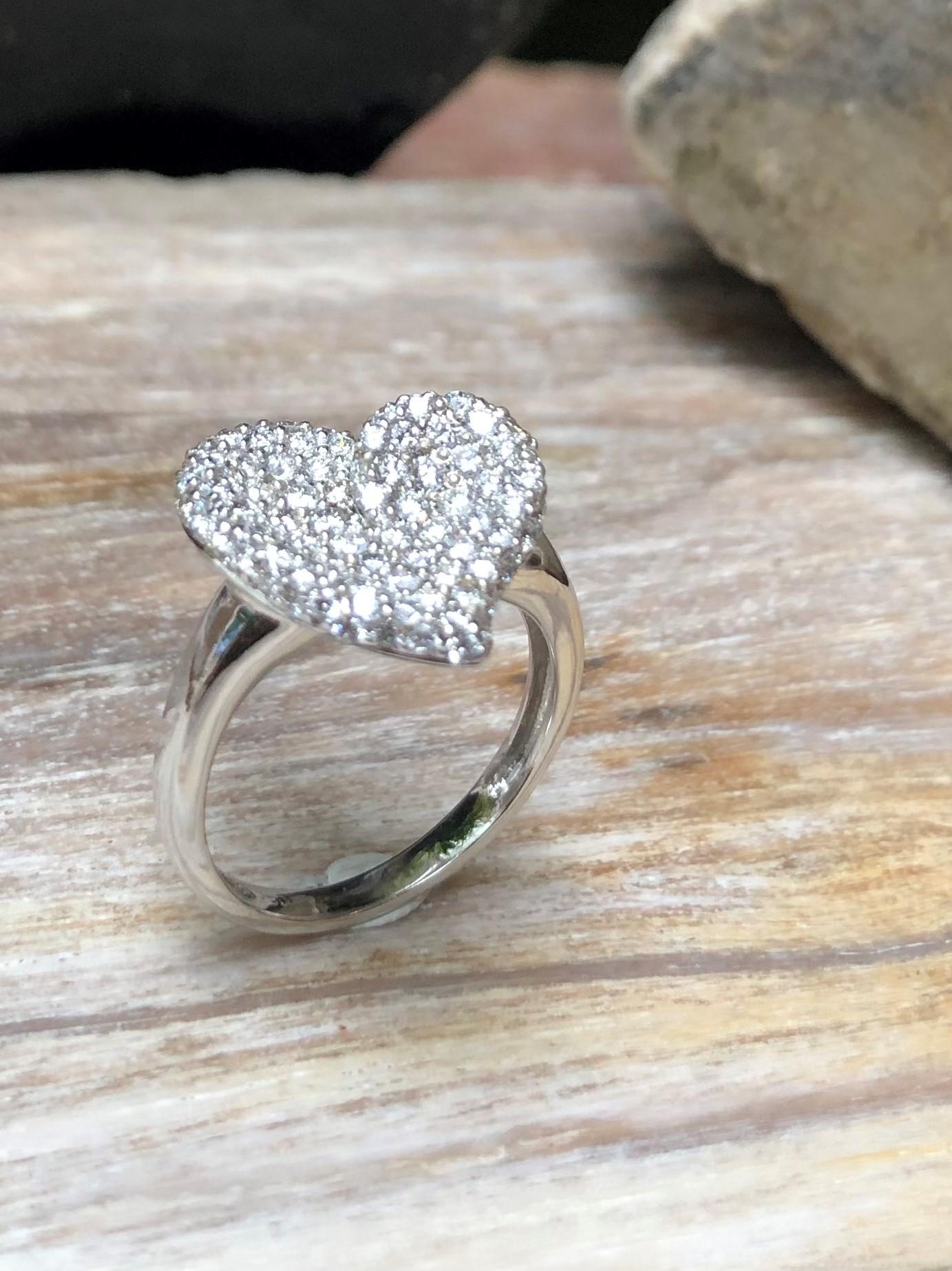 Diamond Heart Ring Set in 18 Karat White Gold Settings For Sale 3