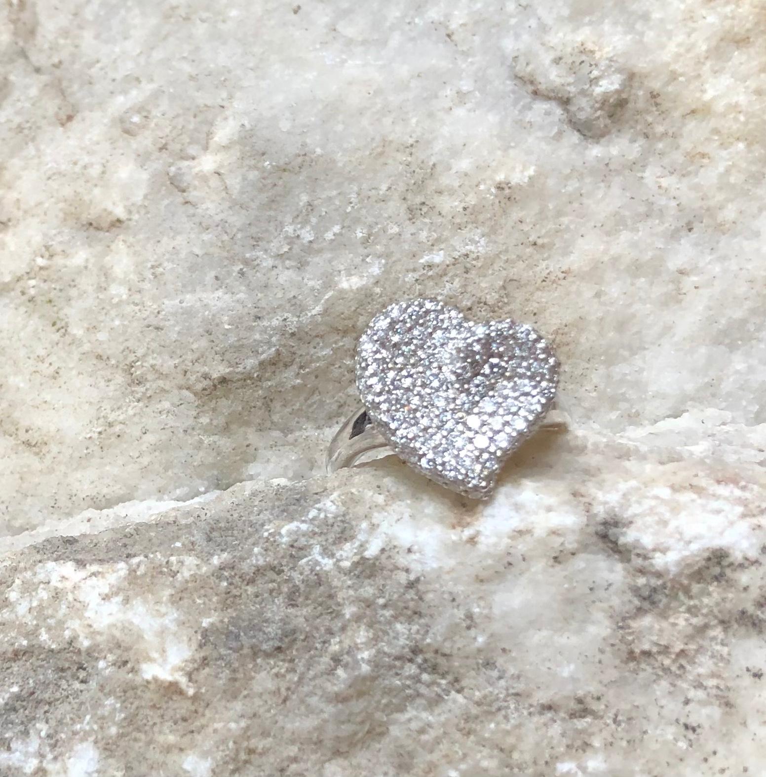 Diamond Heart Ring Set in 18 Karat White Gold Settings For Sale 7