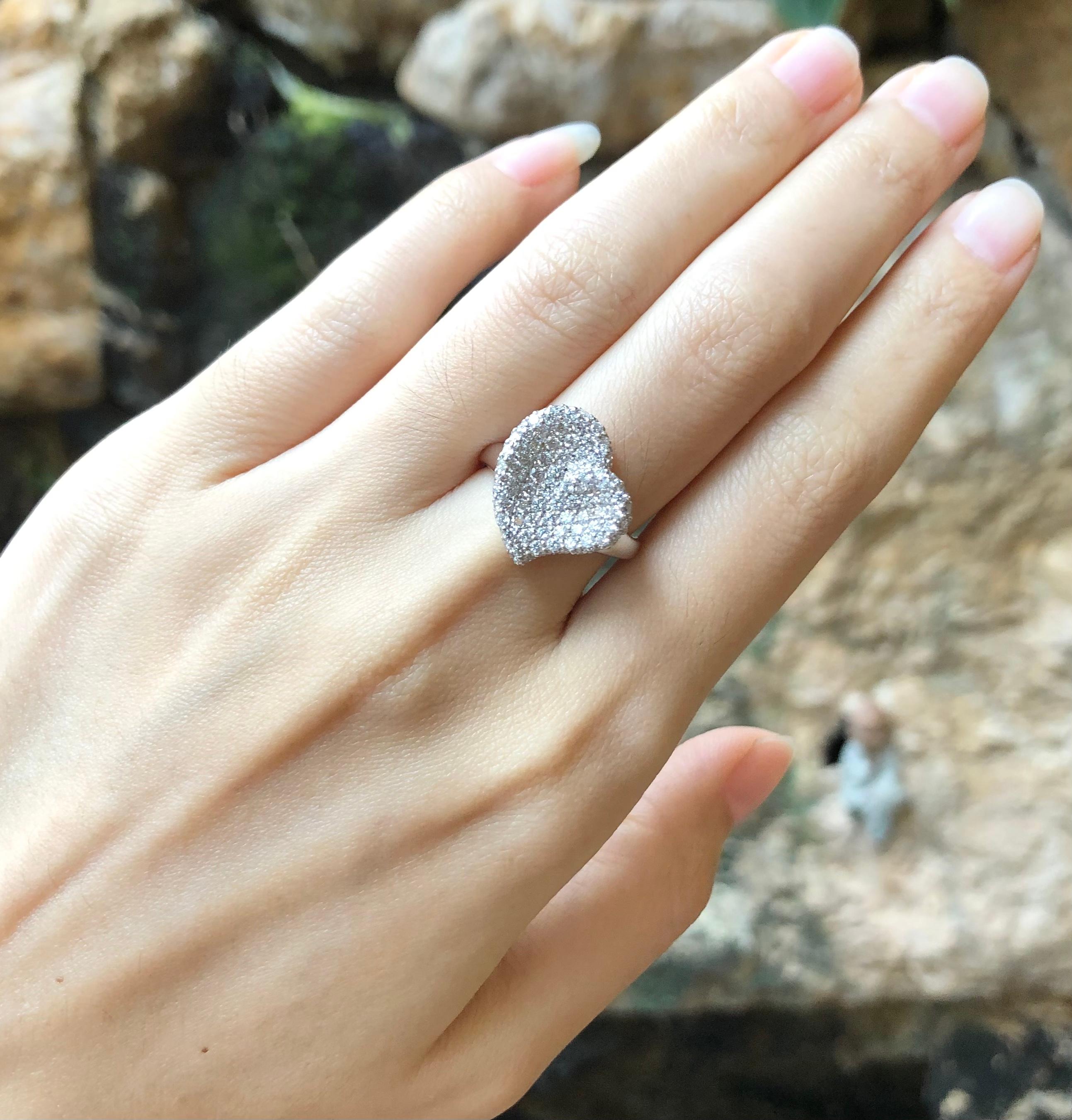 Contemporary Diamond Heart Ring Set in 18 Karat White Gold Settings For Sale