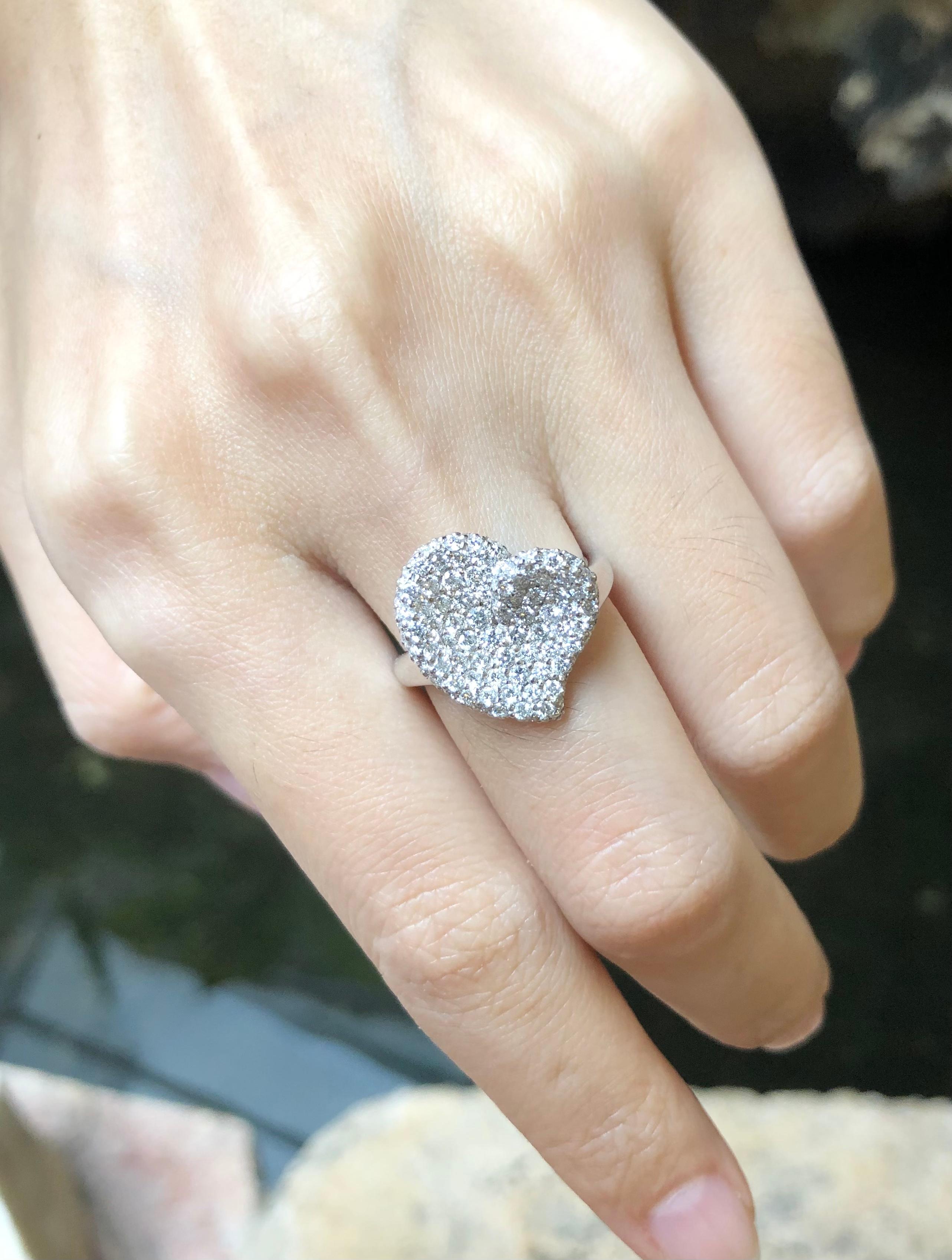 Diamond Heart Ring Set in 18 Karat White Gold Settings In New Condition For Sale In Bangkok, TH