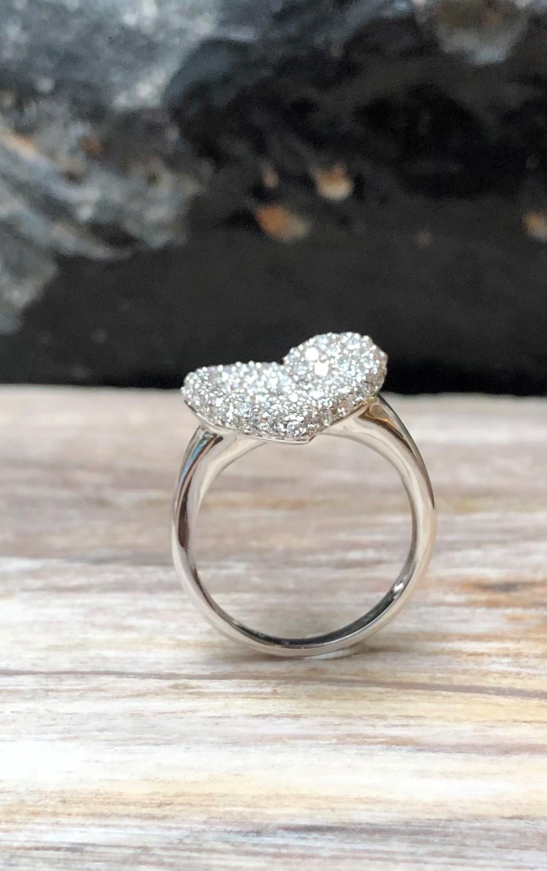 Women's Diamond Heart Ring Set in 18 Karat White Gold Settings For Sale