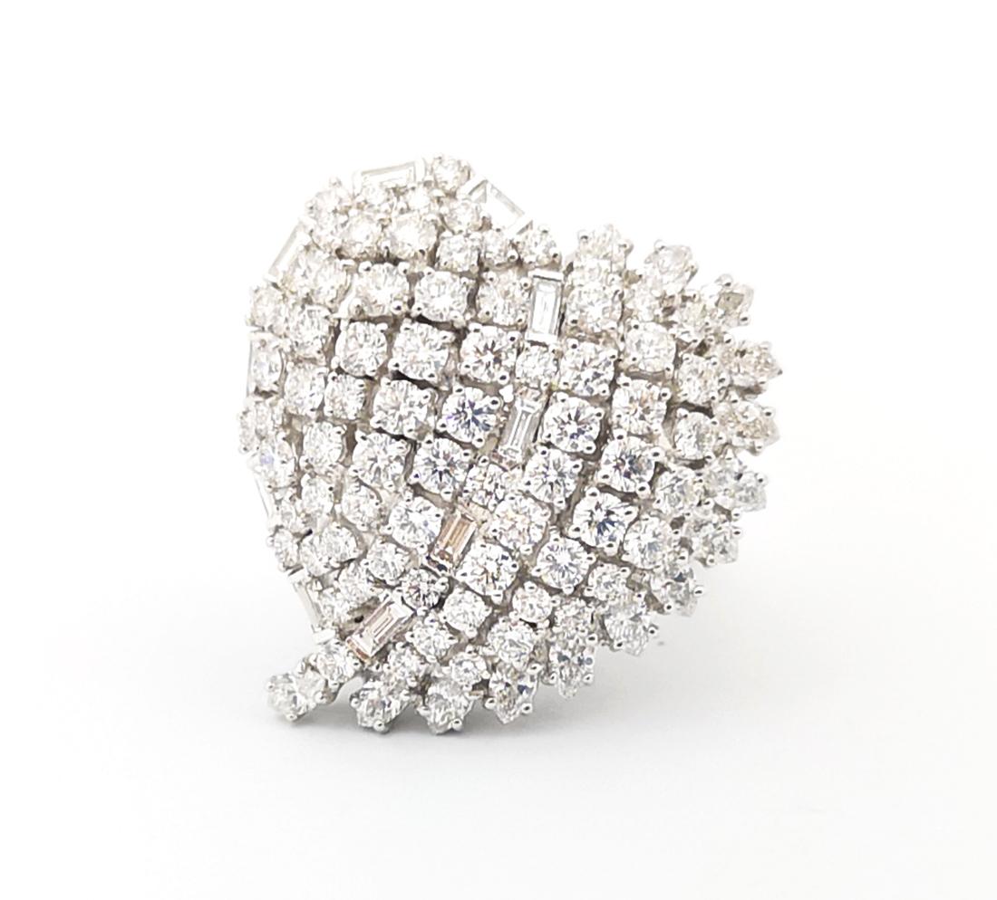 Diamond Heart Ring set in 18K White Gold Settings For Sale 6