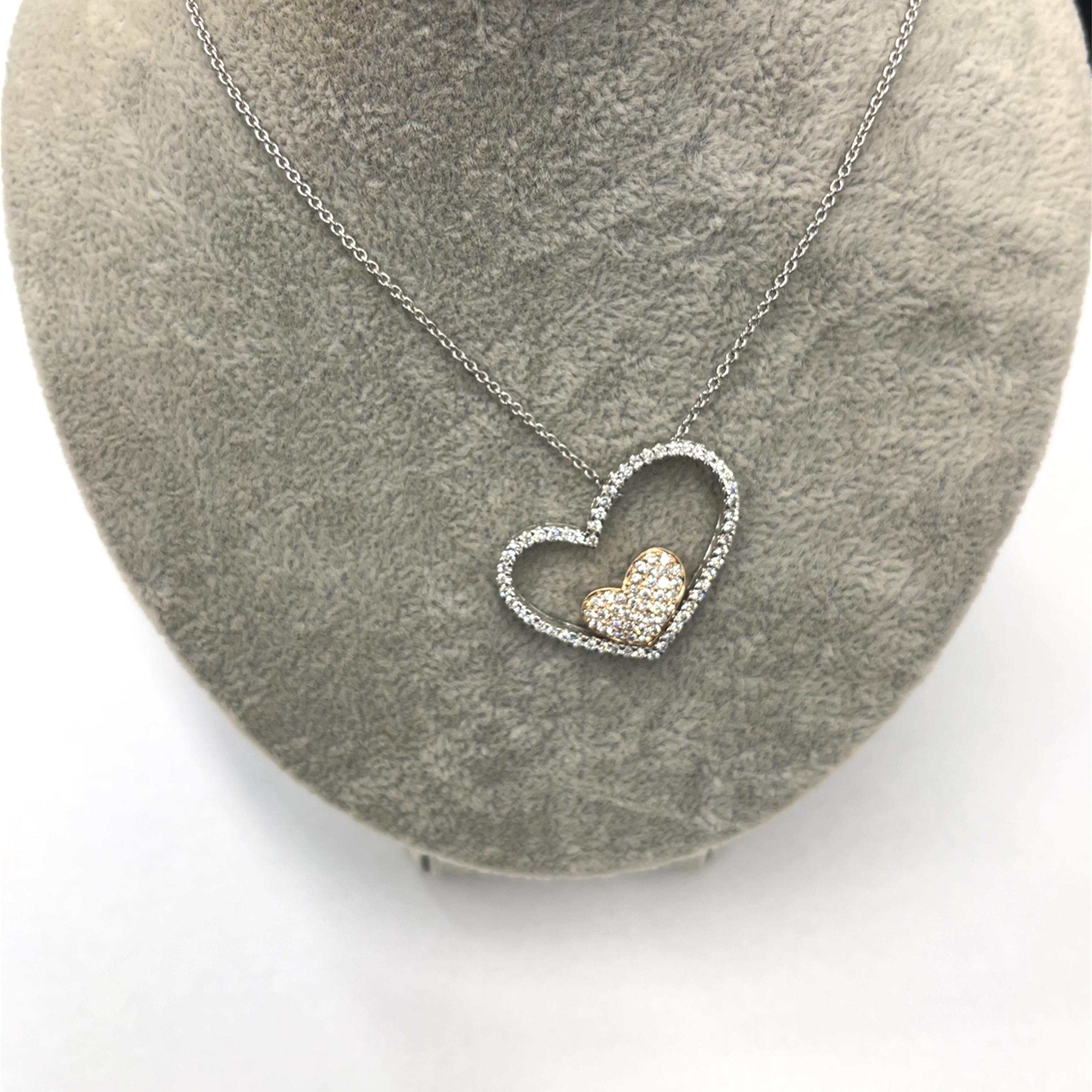 Ciondolo a forma di cuore con diamanti incastonati in oro bianco e rosa 18ct, con 1,10ct di diamanti in vendita 1