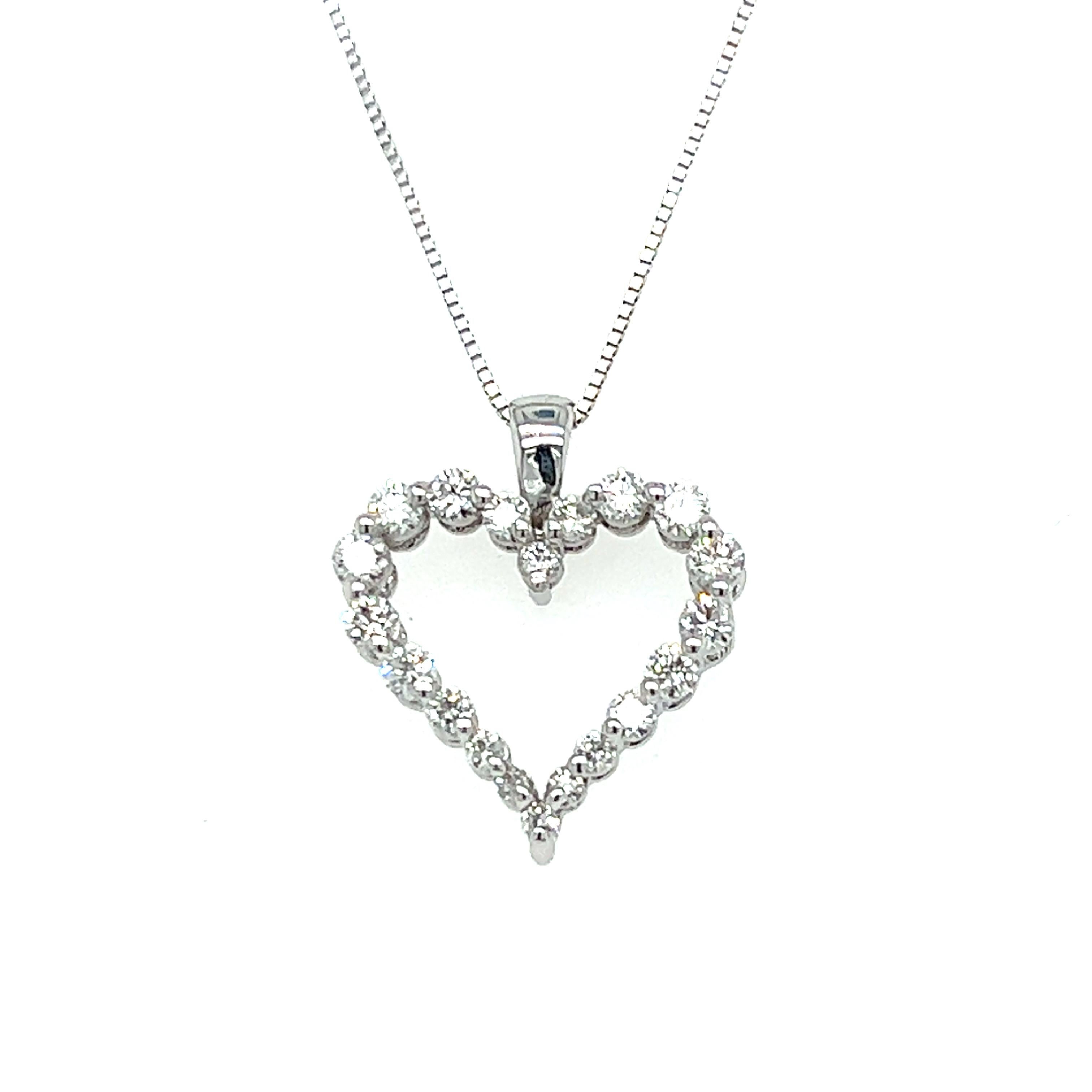 Ein herzförmiger Diamantanhänger aus 18 Karat Weißgold, besetzt mit zwanzig (20) runden Diamanten im Brillantschliff mit einem Gesamtgewicht von ca. 0,33 Karat, Farbe I/J und Reinheit SI1.  Der Anhänger hängt an einer Gliederkette aus 18 Karat