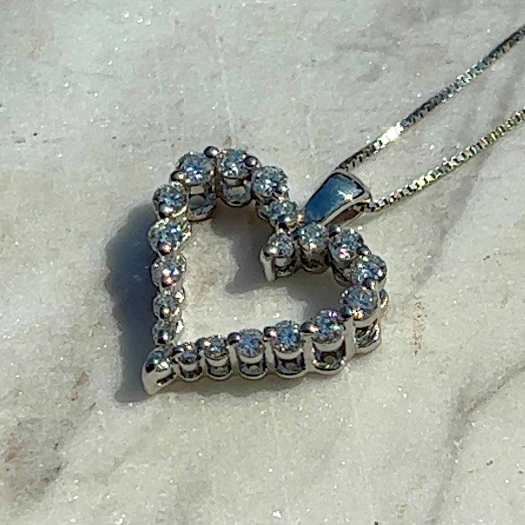 Herzförmiger Diamant-Anhänger aus 18 Karat Weißgold im Zustand „Gut“ in Towson, MD