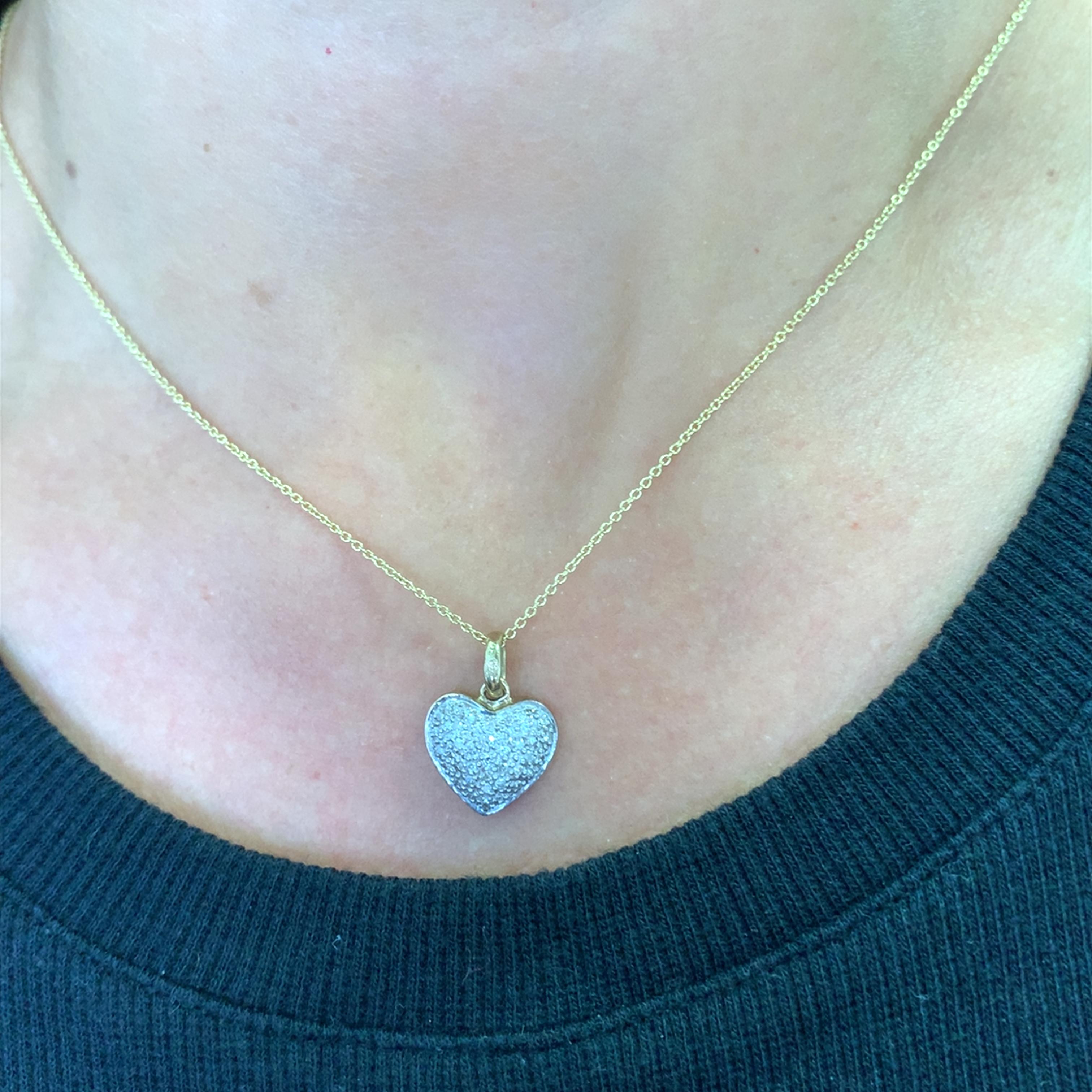 Genießen Sie das Strahlen dieser Gelbgoldkette mit einem herzförmigen Anhänger, der mit Diamanten im Brillantschliff verziert ist. Die runden Diamanten sind sorgfältig gefasst, um die Lichtreflexion zu maximieren und ein fesselndes Funkeln zu