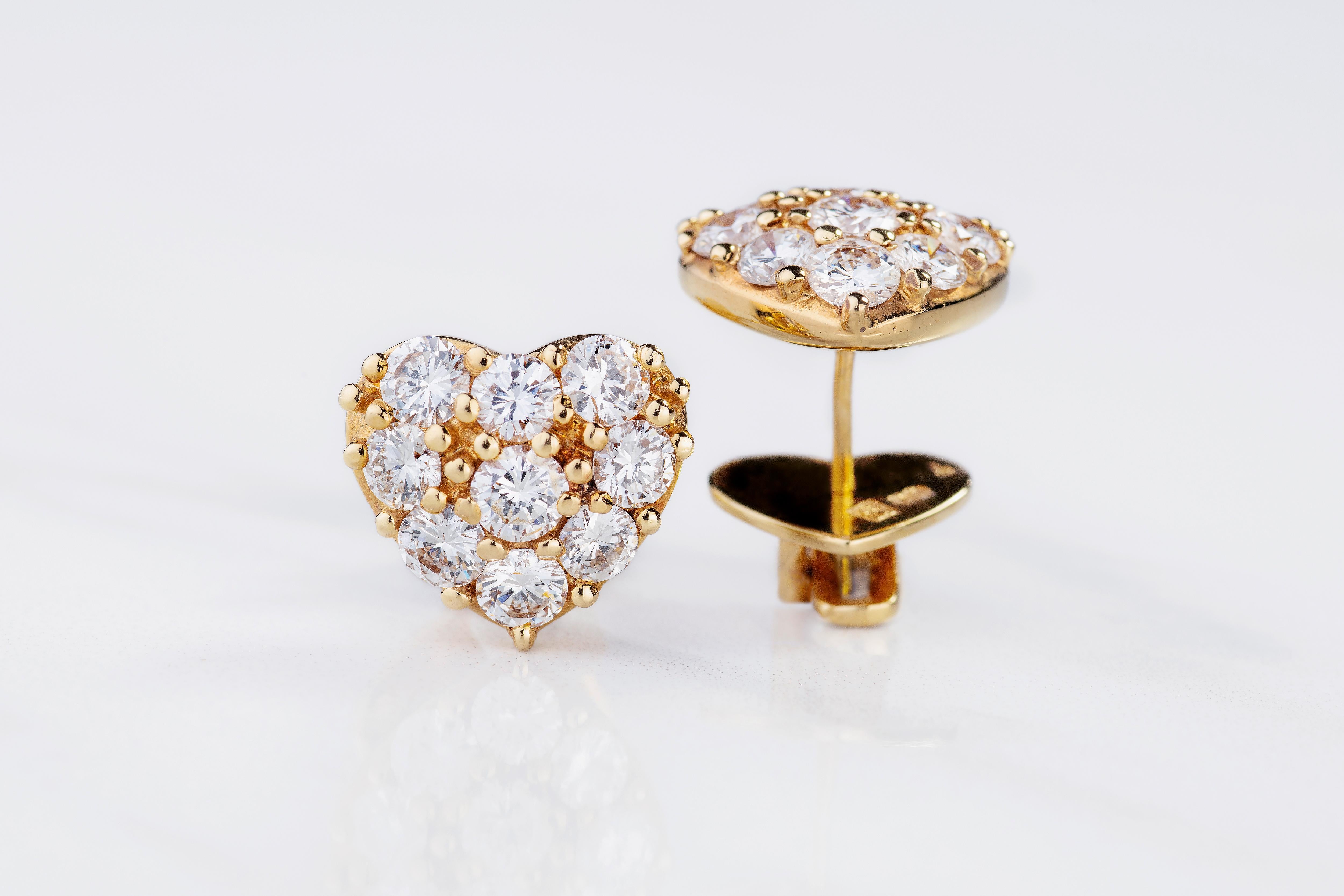 Ces clous d'oreilles en forme de cœur sont magnifiquement sertis de gros diamants blancs,  en plaçant l'admiration du spectateur sur les pierres elles-mêmes. Fabriqué en or jaune 18ct,  réchauffé par des tons de métal jaune pour ceux qui choisissent