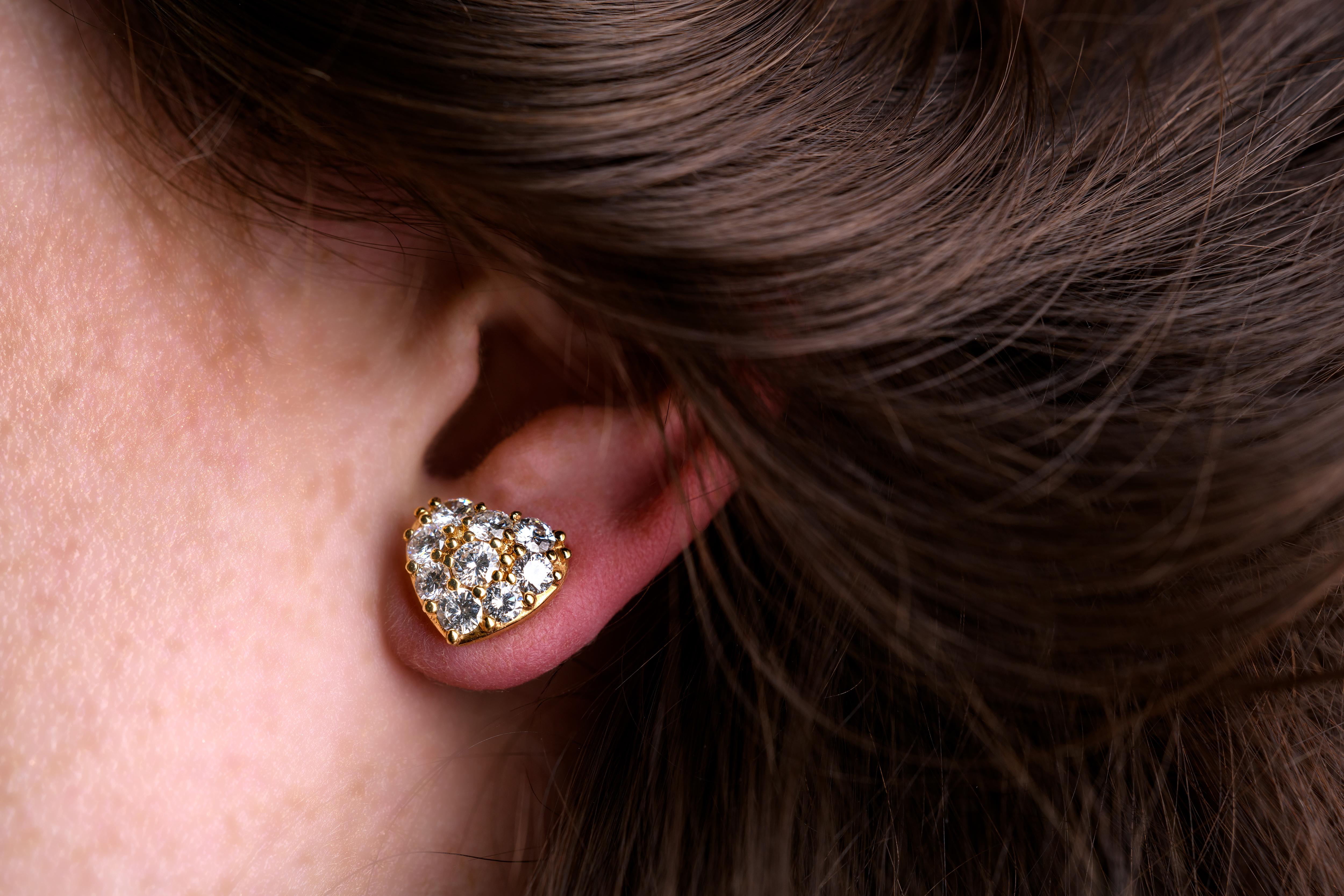 Moderne Clous en forme de cœur d'environ 2,9 carats au total en vente