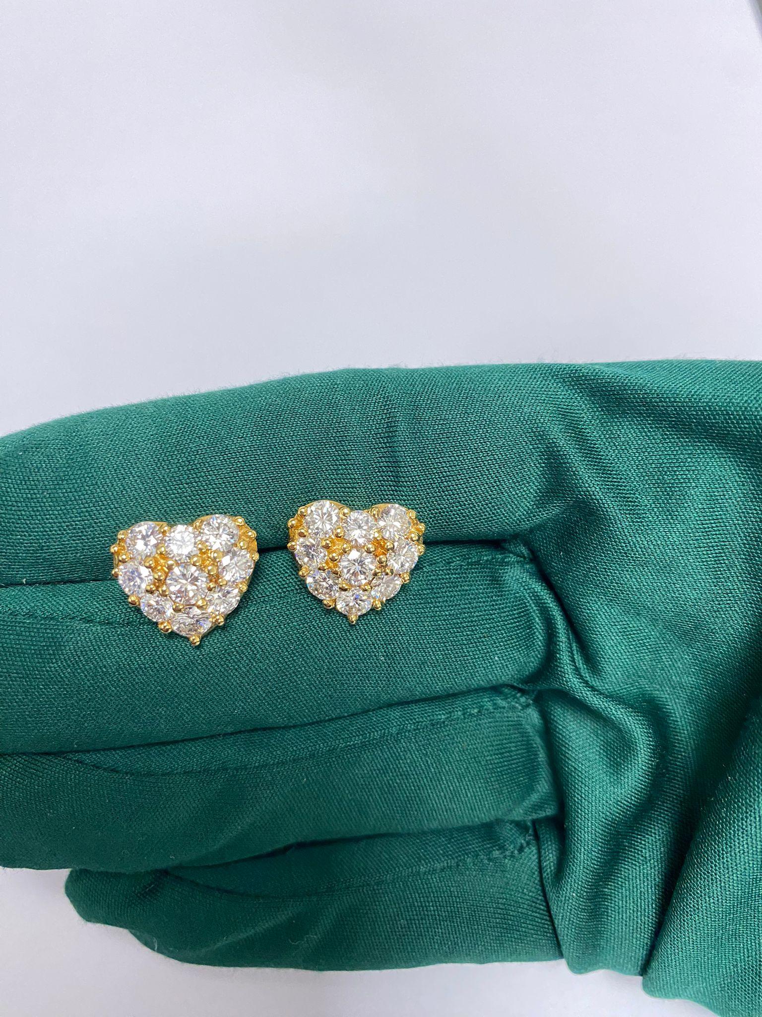 Taille brillant Clous en forme de cœur d'environ 2,9 carats au total en vente