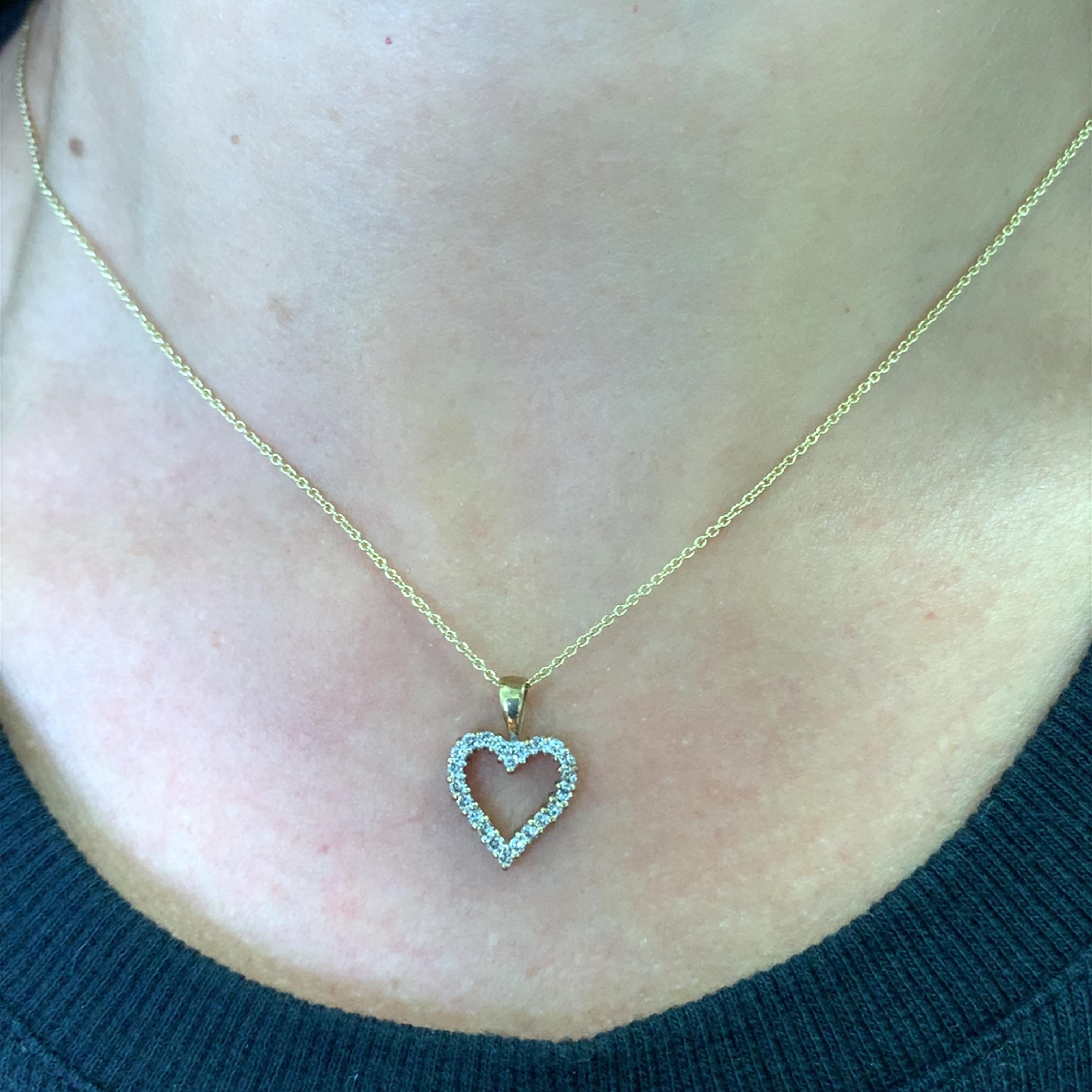 Eleva tu estilo con este exquisito collar de colgantes de oro amarillo. Con un diamante de talla redonda y un brillo cautivador. La belleza translúcida de los diamantes se ve realzada por un hábil pulido y una buena simetría, lo que hace de este