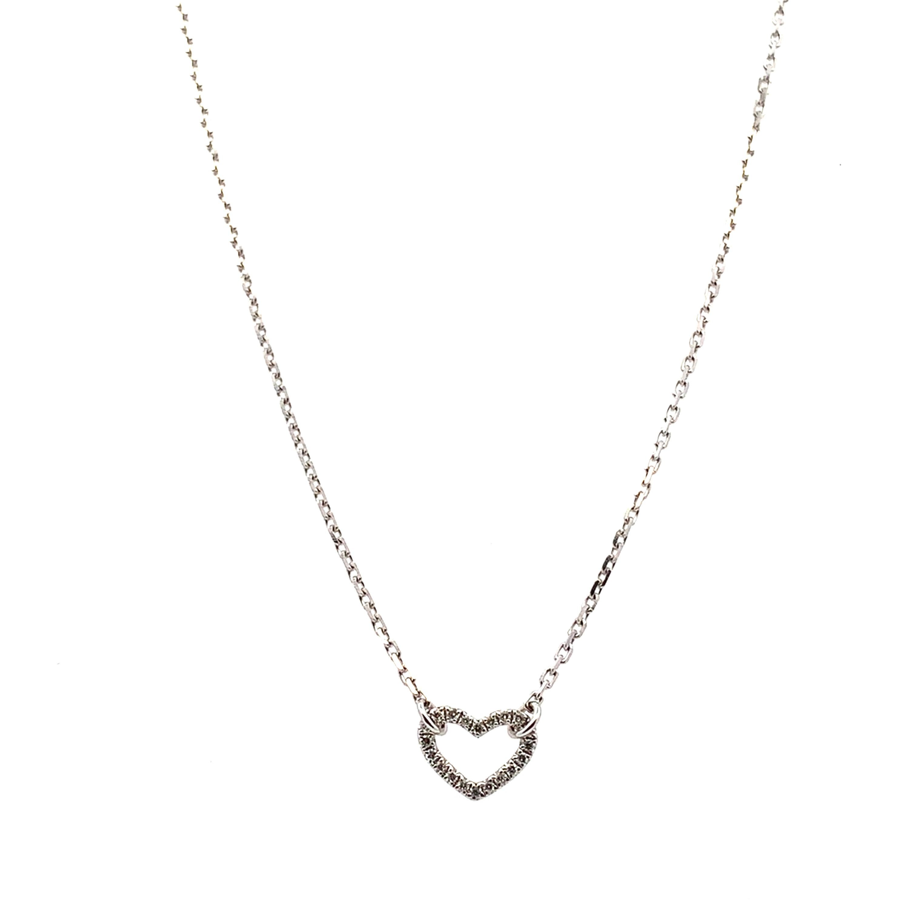 Taille ronde Diamant  Collier avec pendentif en forme de coeur en or blanc 18k en vente