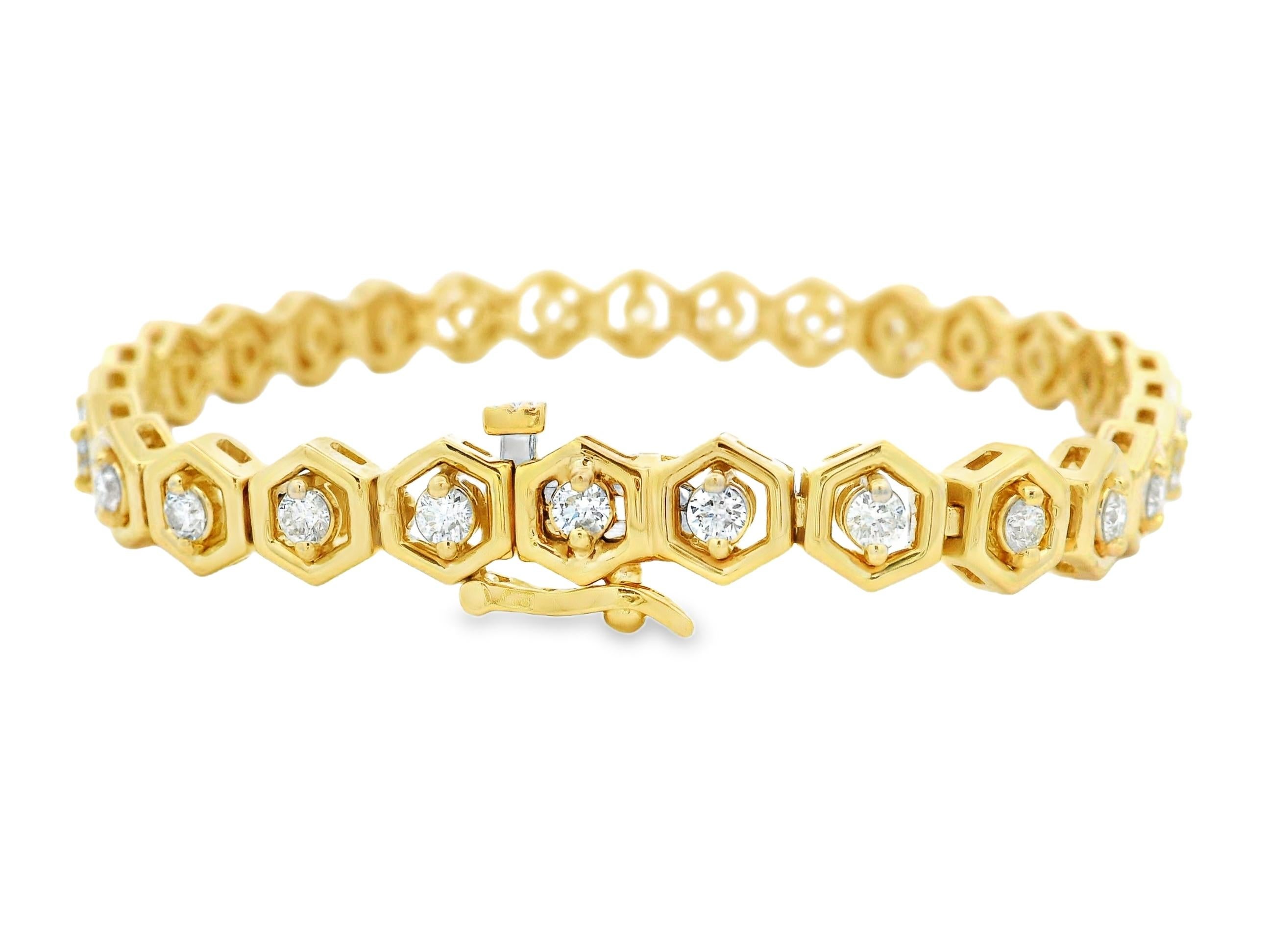Ce bracelet moderne en diamants présente vingt-neuf diamants ronds de taille brillant sertis en chaton, totalisant 1,75 carat, chacun encadré dans un maillon hexagonal en or jaune 14K. Le motif géométrique offre une sensation architecturale