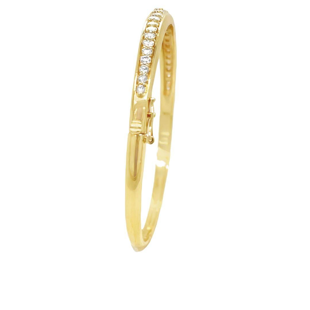 Round Cut Diamond Hinged Bangle Bracelet in 18K Yellow Gold For Sale