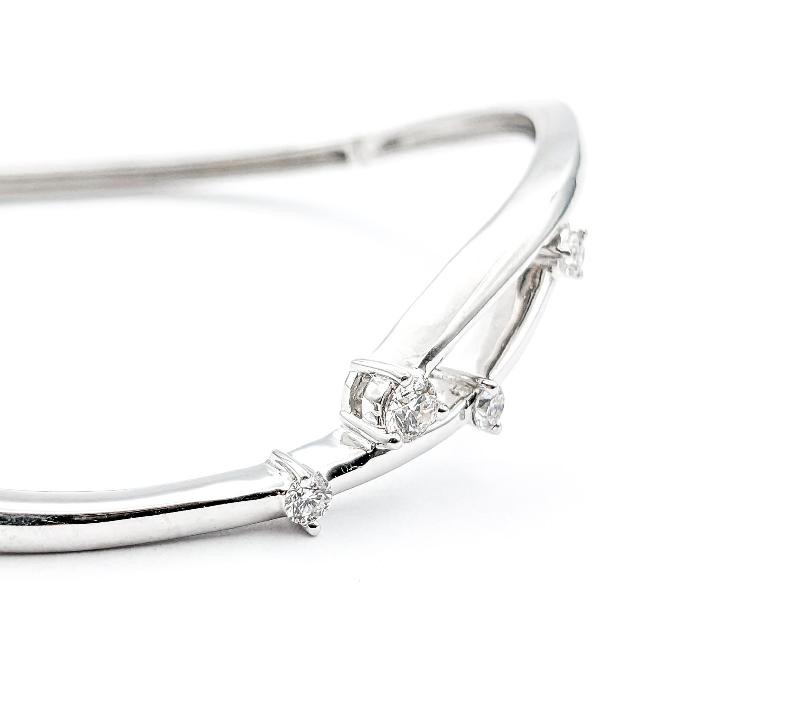 Bracelet à charnière en or blanc et diamants


Whiting est un superbe bracelet à charnière, élégamment réalisé en or blanc 14 carats. Ce bracelet exquis est orné de 0,25ctw de diamants qui brillent avec une clarté I et une teinte blanche presque