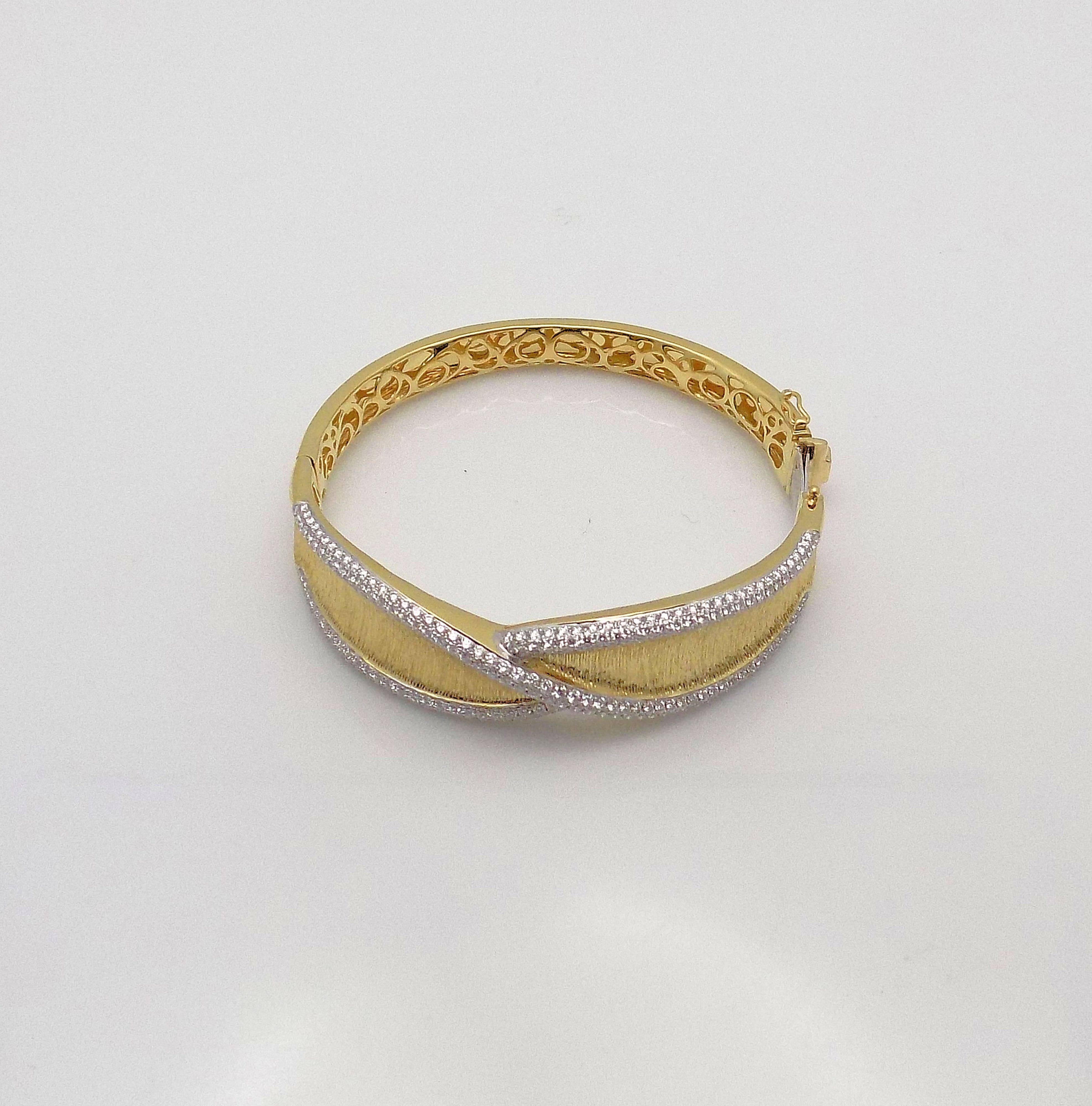 18 Karat Yellow Gold and White Gold Hinged Bracelet Featuring 362 Round Brilliant Diamonds 1.75 Carat Total Weight, VS, G, Signed: JYE'S 22145. 26.6 DWT or 41.37 Grams; 3/4