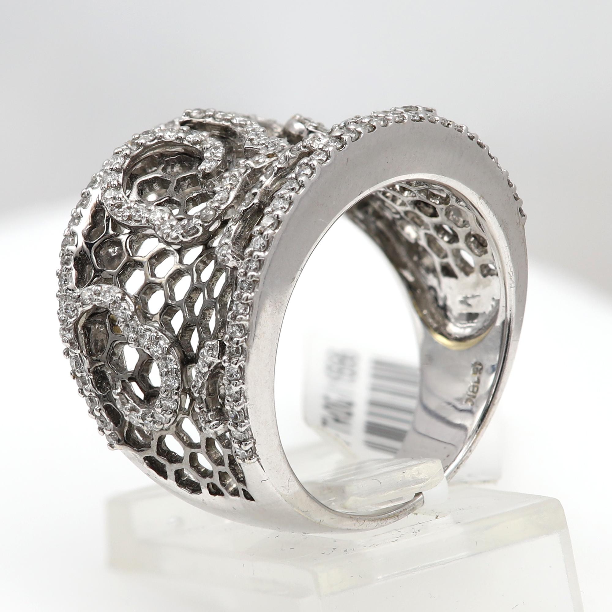 Honey Comb Design Ring
Approx weight 9.2 grams
18k Gold & with some Black Rhodium
Finger size 7
Natural White Diamonds approx 0.61 carat GH-SI
Gift Box & Appraisal
(#oro FTR0011556_1913001)