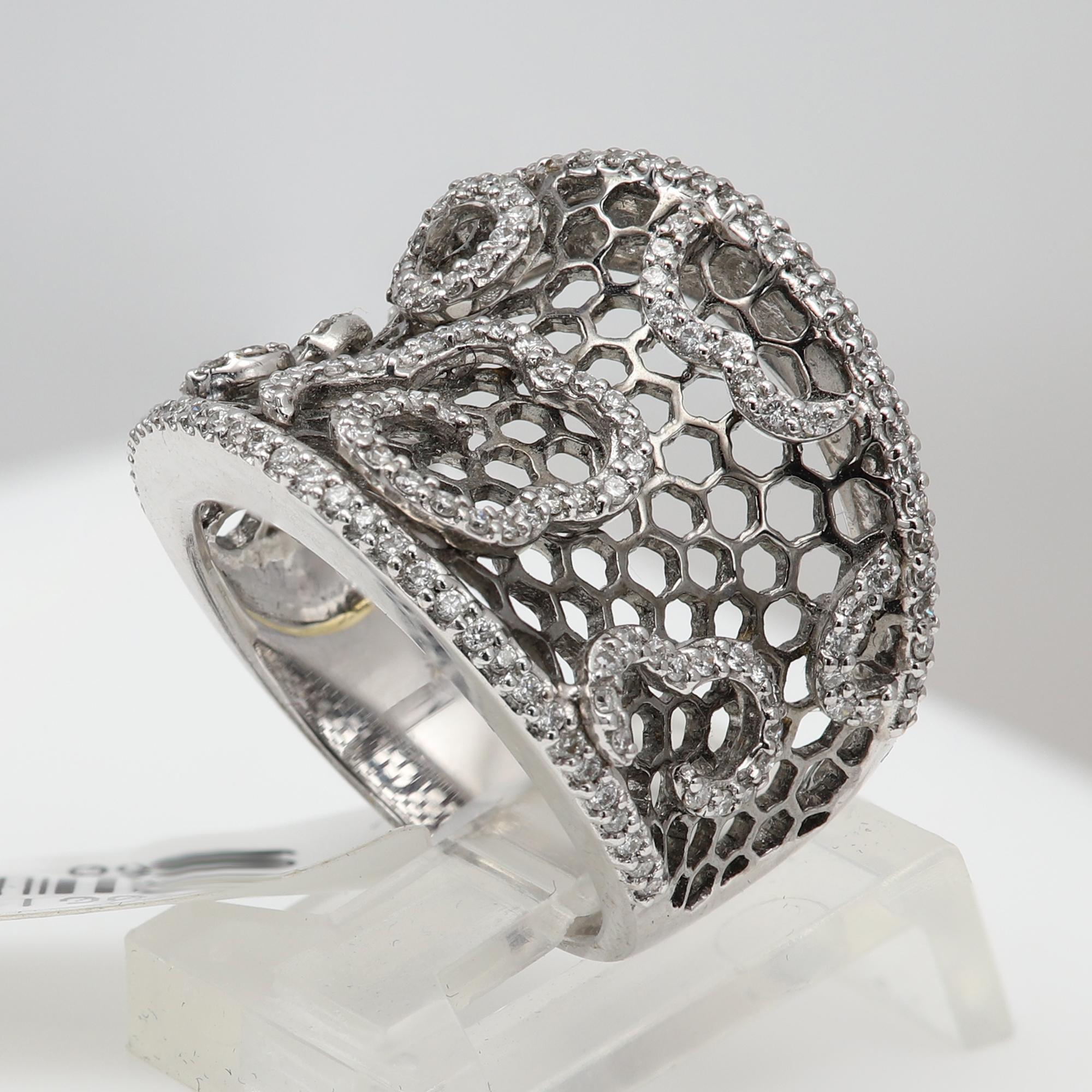 Round Cut Diamond honey comb Ring 18 Karat Gold Natural Diamonds For Sale