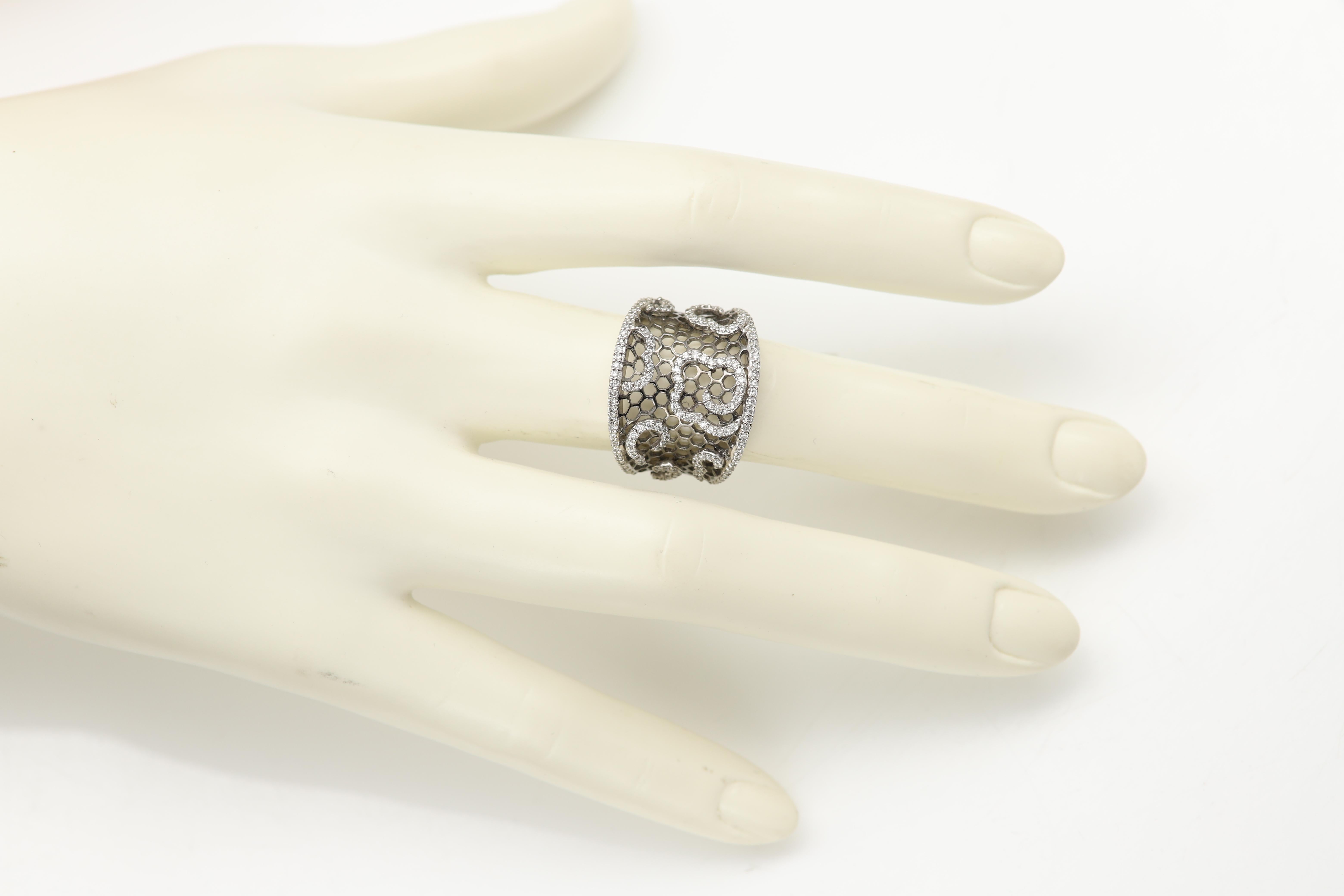 Diamond honey comb Ring 18 Karat Gold Natural Diamonds In New Condition For Sale In Brooklyn, NY