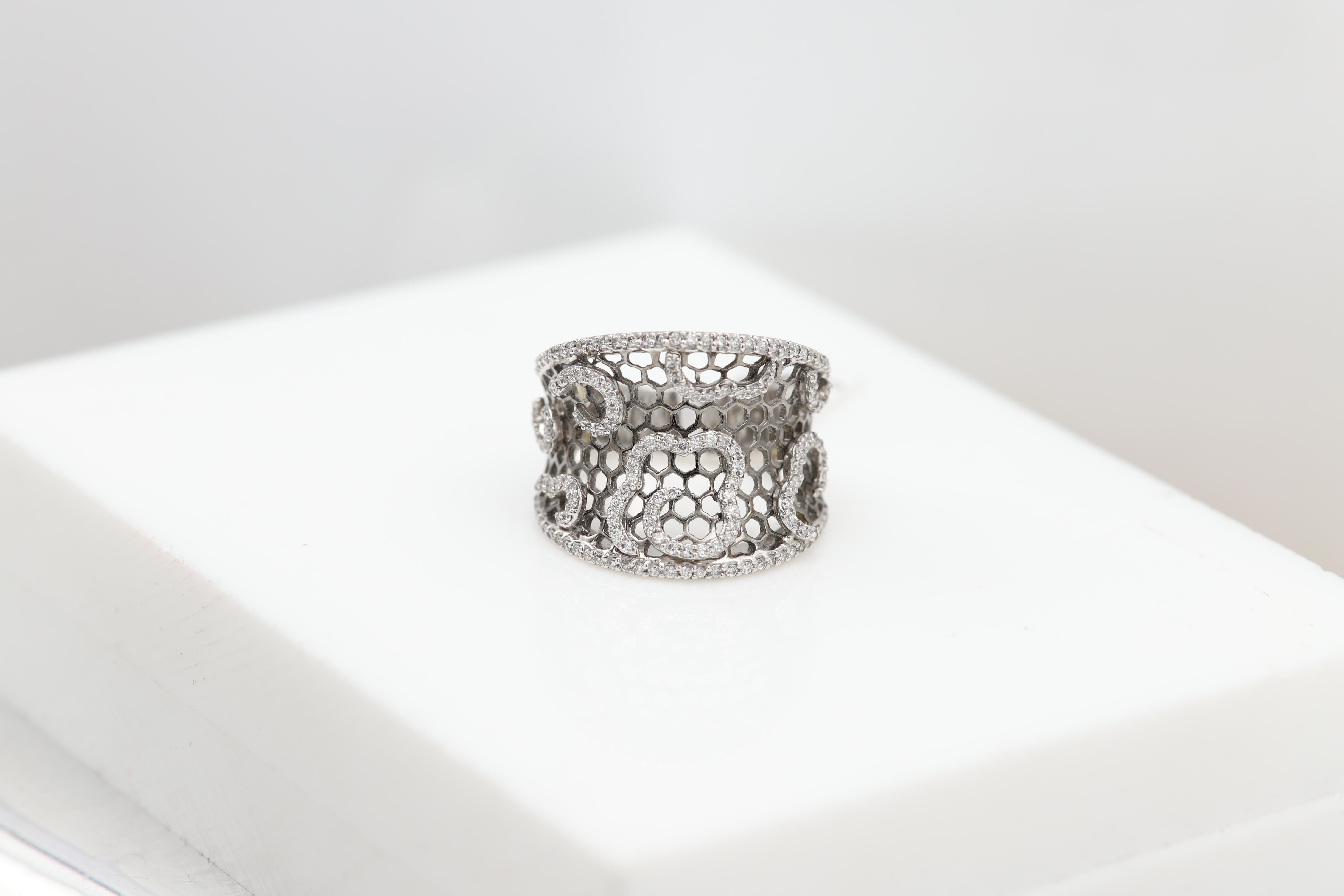Diamond honey comb Ring 18 Karat Gold Natural Diamonds For Sale 3