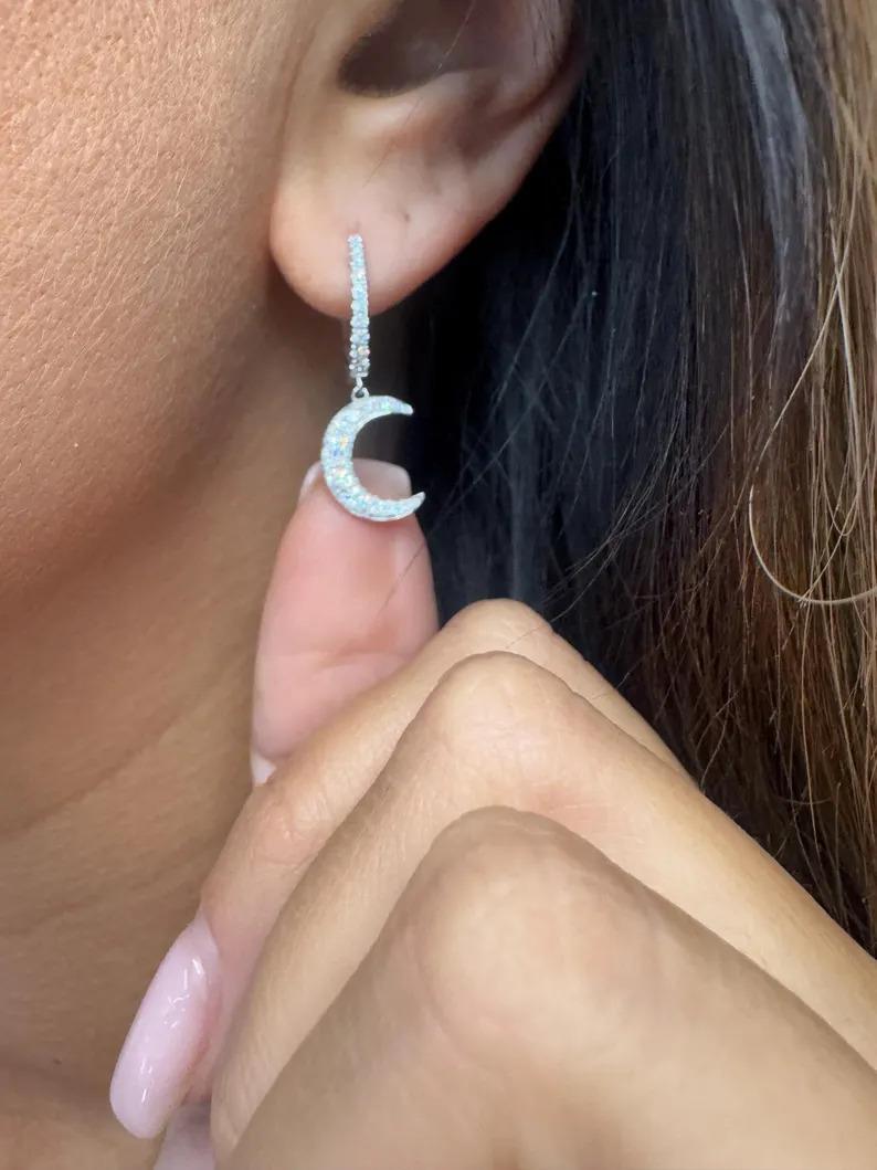 Contemporaneo Orecchini con diamanti a cerchio a goccia a mezzaluna 0,60 carati in oro bianco 18KT G VS2 in vendita