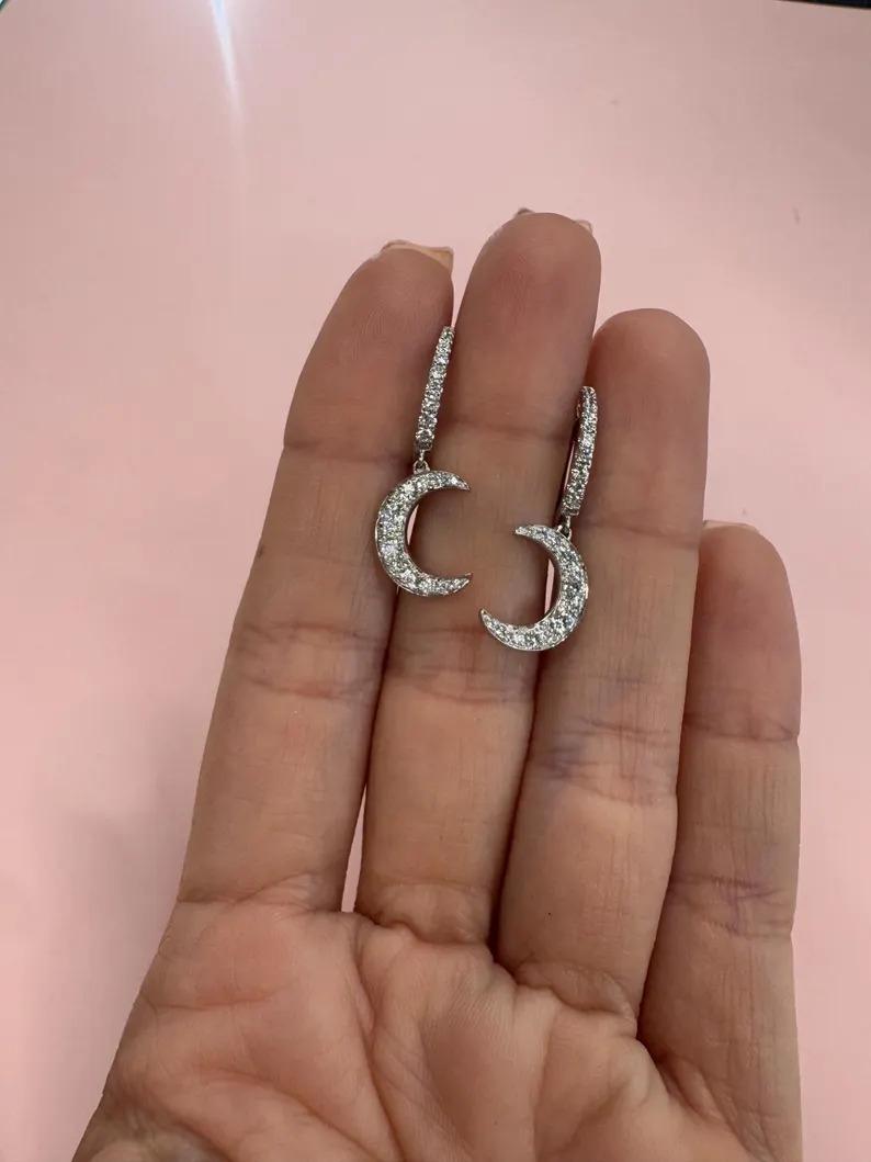 Taglio rotondo Orecchini con diamanti a cerchio a goccia a mezzaluna 0,60 carati in oro bianco 18KT G VS2 in vendita