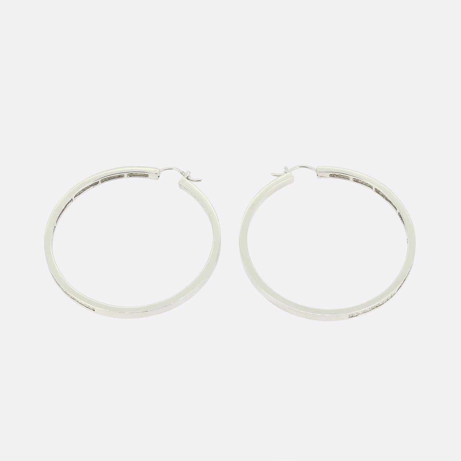 This is a pair of 18ct white gold diamond hoop earrings. Each earring is channel set with over 45 baguette cut diamonds covering half of the hoop.


Condition: Used (Very Good)
Total Weight: 17.4 grams
Hoop Dimensions: 45mm x 45mm x 3mm
Total