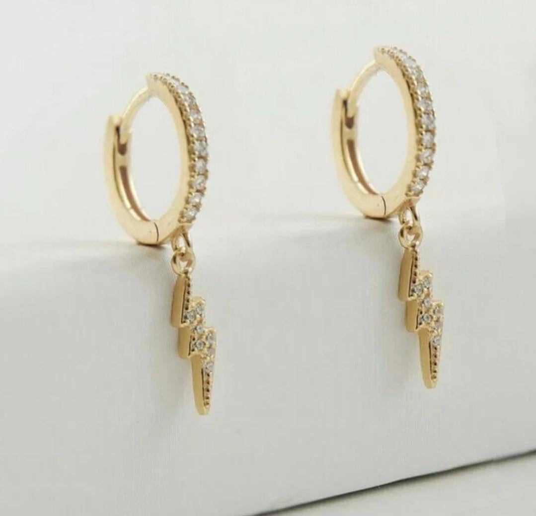 Pendiente de aro de diamantes para mujer Pendiente de aro de oro macizo de 14 quilates para regalo de Navidad.

Metal
Oro amarillo
Longitud del artículo
14 mm Aprox.
Piedra principal
Diamante
Base metálica
Oro amarillo
Material
Oro macizo de 14