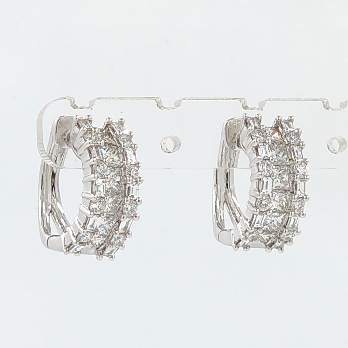 Voici une superbe paire de boucles d'oreilles en diamant, parfaites pour toutes les occasions. Ces boucles d'oreilles exquises présentent une combinaison de diamants baguettes, princesses et ronds, totalisant 2,2 carats, sertis dans de l'or blanc 18
