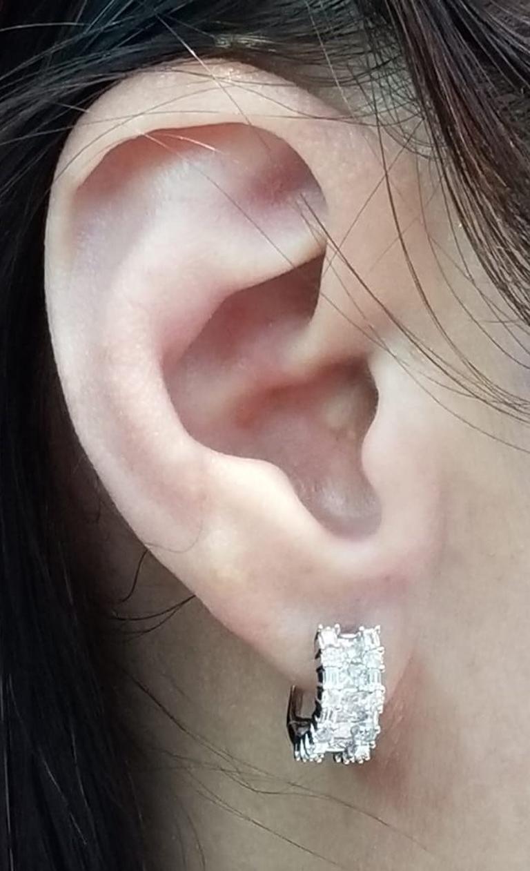 Diamond Hoop Earring in 18k White Gold In New Condition For Sale In Hong Kong, HK